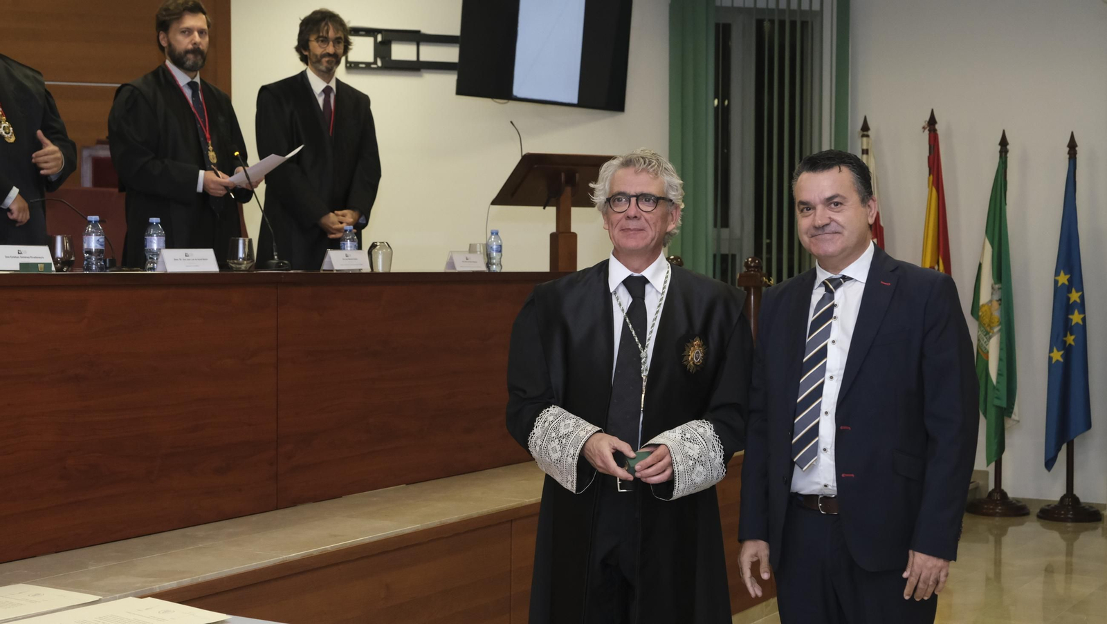 Entrega de insignias de 25 años de colegiado en el Colegio de Abogados de Almería, en imágenes