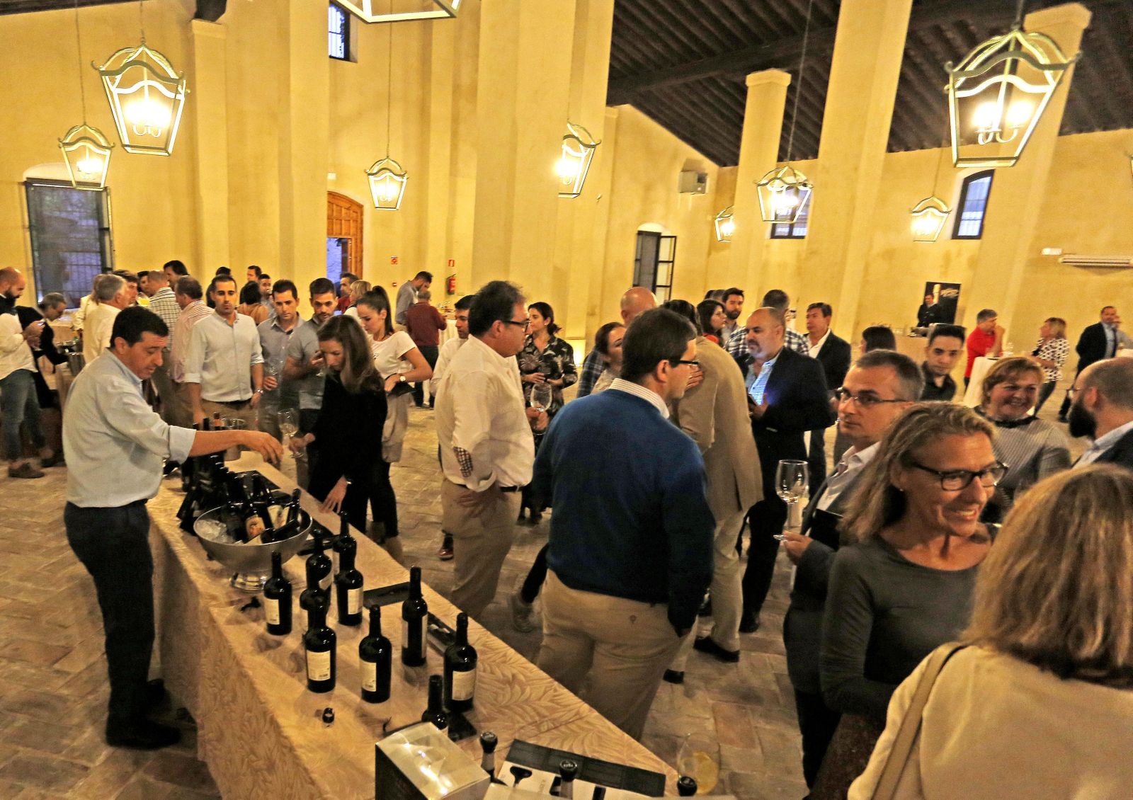 Hosteleros, ayer en la 'feria' organizada por la bodega y la distribuidora para presentar la nueva línea de la gama Romate.