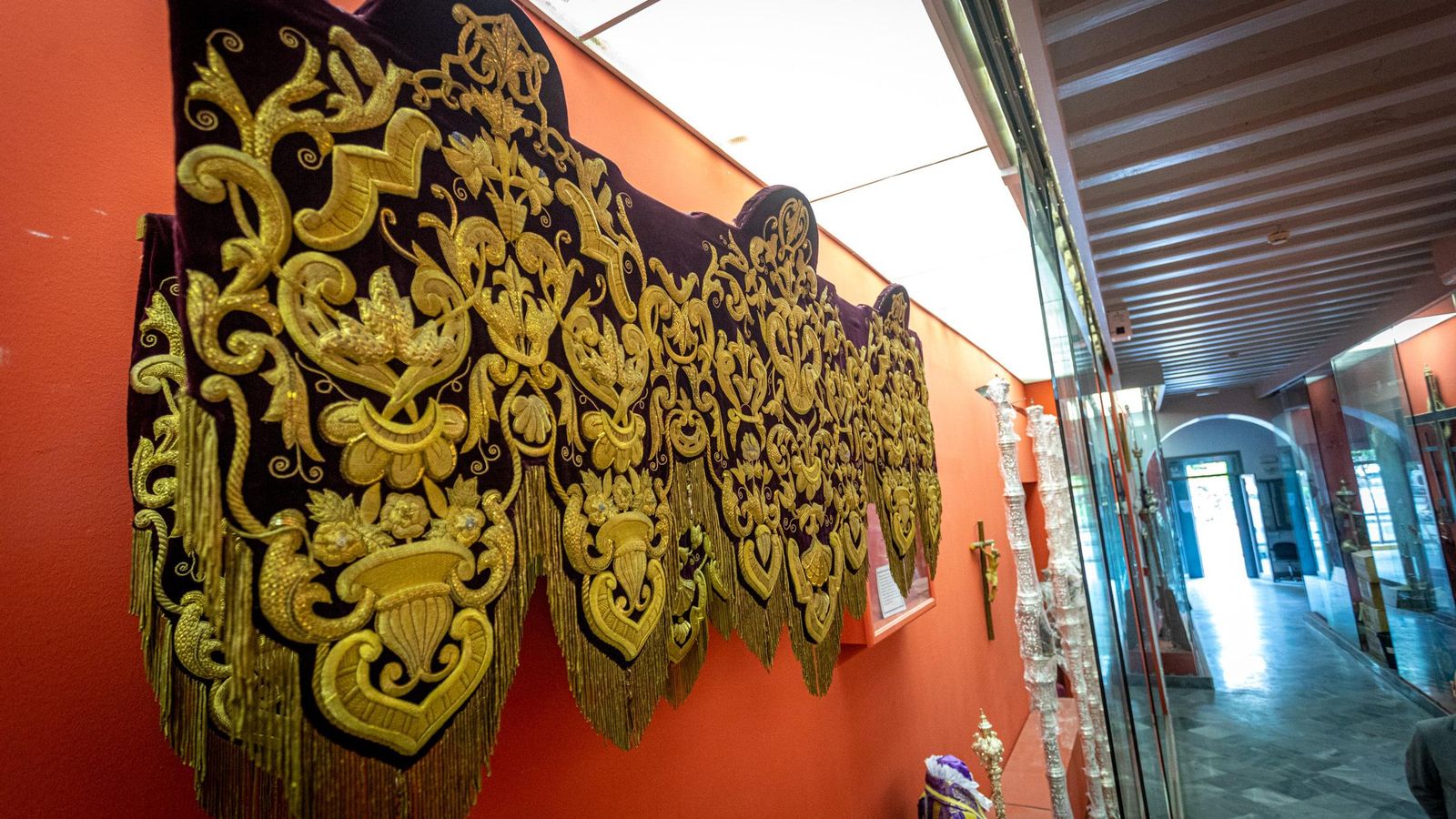 Actuales bambalinas del palio de Trinidad, en la vitrina de la casa de hermandad de Medinaceli.