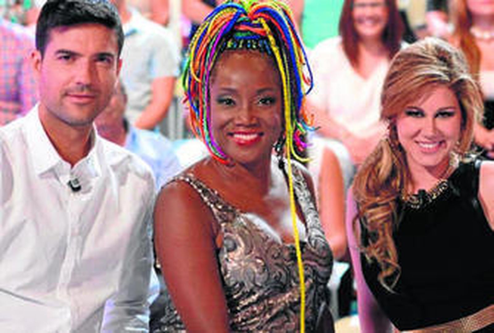 Javier Estrada, presentador de 'Contigo aprendí...', Lucrecia, portavoz del público, y Tamara, jurado, en 'Menuda noche'.