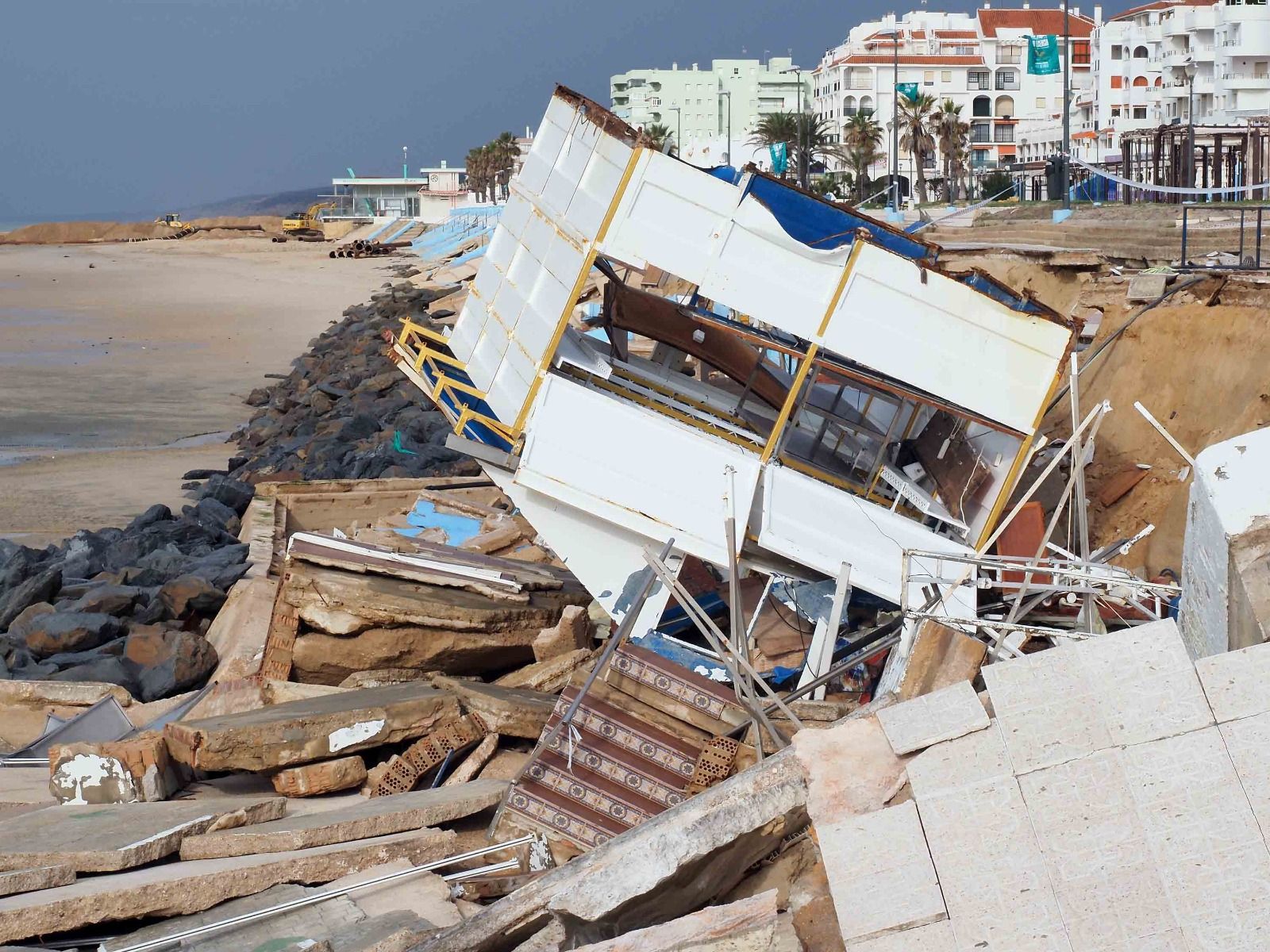 Las fotos de los destrozos del temporal en el paseo marítimo de Matalascañas