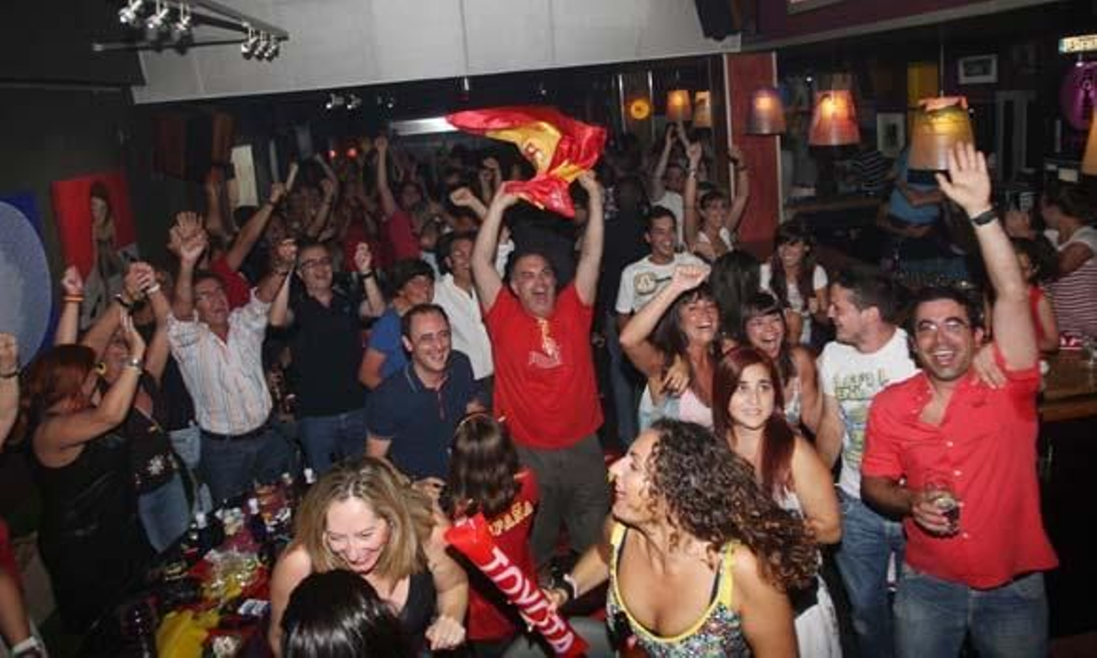 Nadie se quedó en casa para celebrar el triunfo de la selección en Sudáfrica

Foto: Paco Guerrero/Vanessa Perez