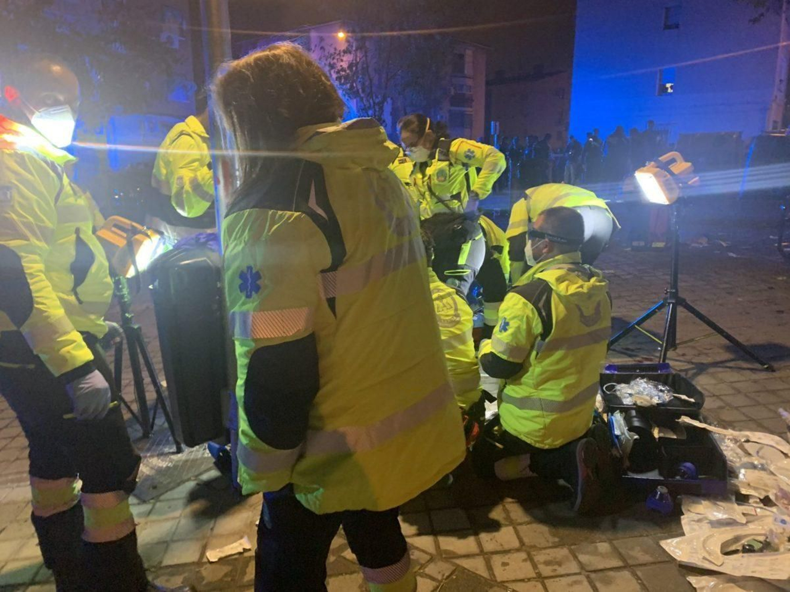 Grupo de emergencias atiende a una de las víctimas