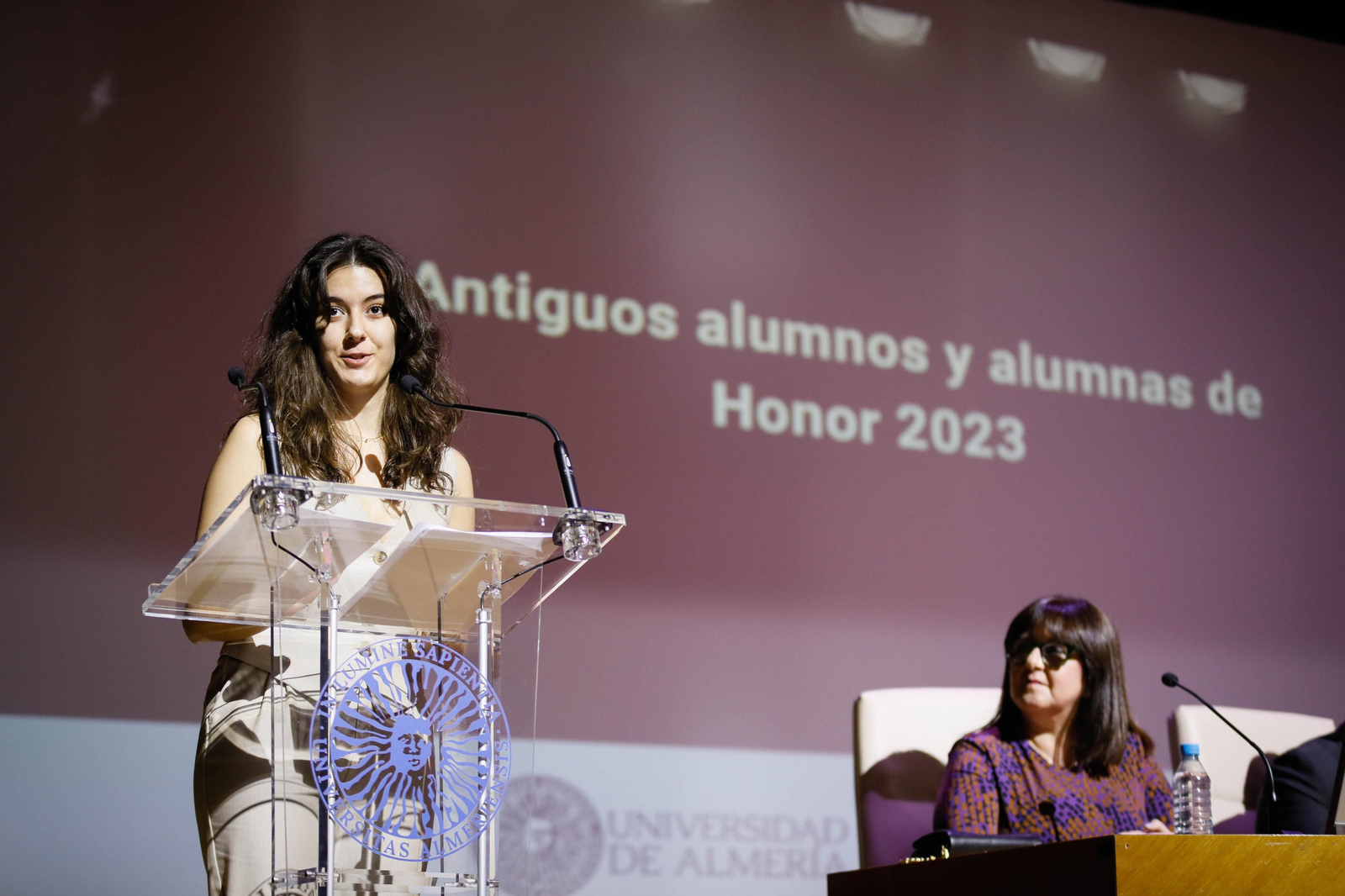 Imágenes del acto de reconocimiento a antiguos alumnos y amigos de honor en la UAL