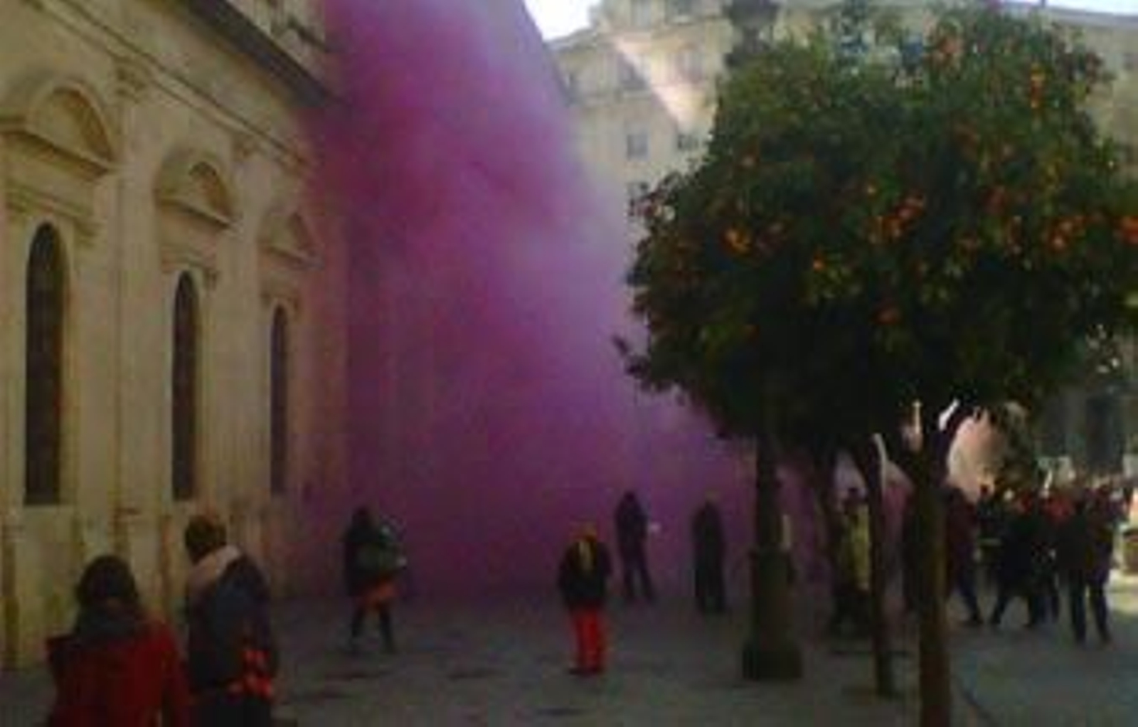 Los bomberos se manifiestan por primera vez contra Zoido