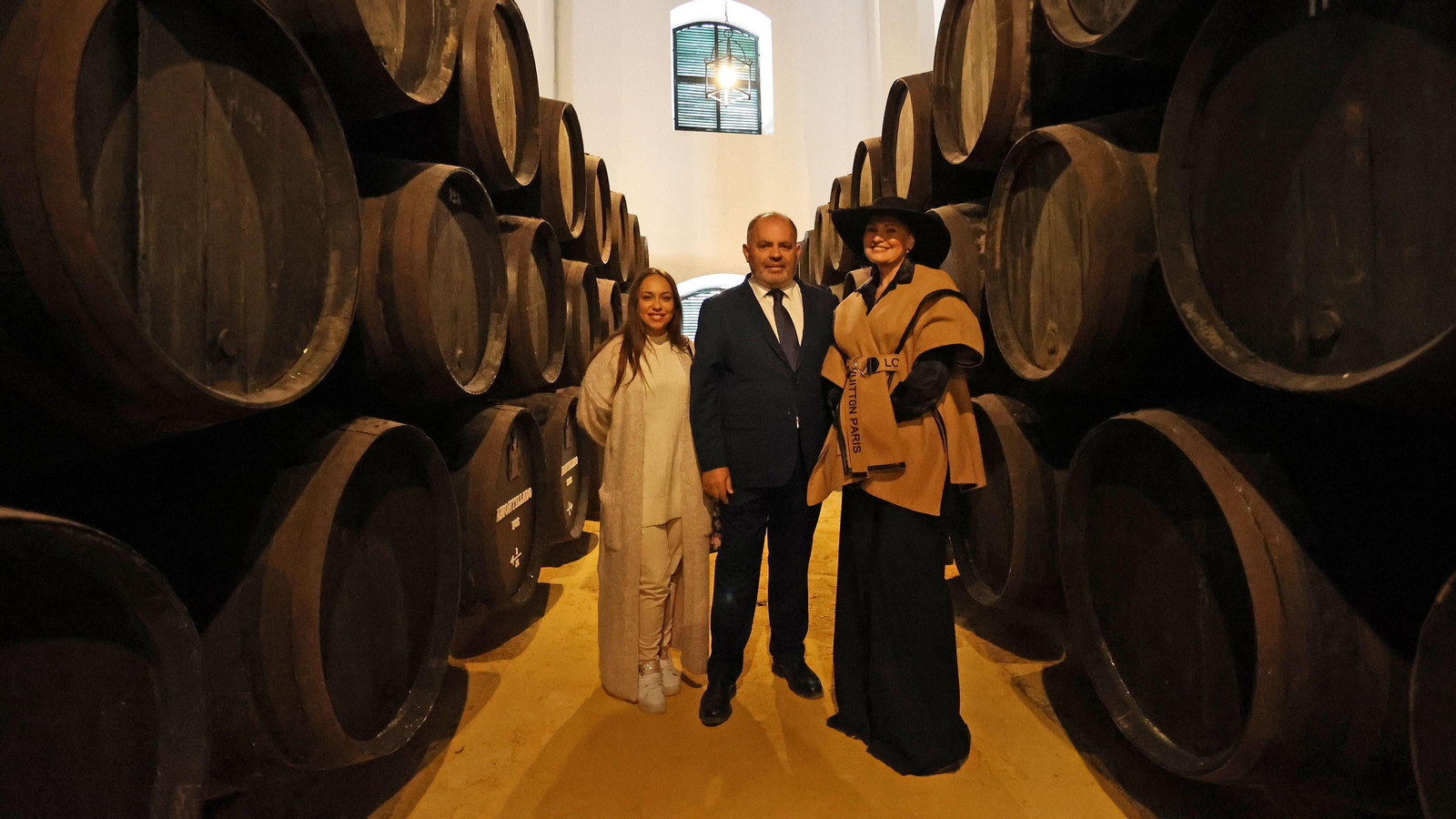 Ainhoa Arteta y María Terremoto visitan las Bodegas Cayetano del Pino
