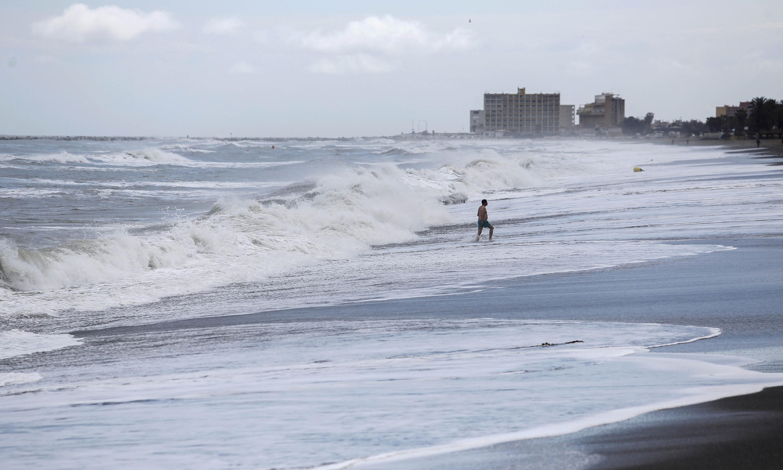 Las fotos de los efectos del temporal en las playas y paseos marítimos de Málaga