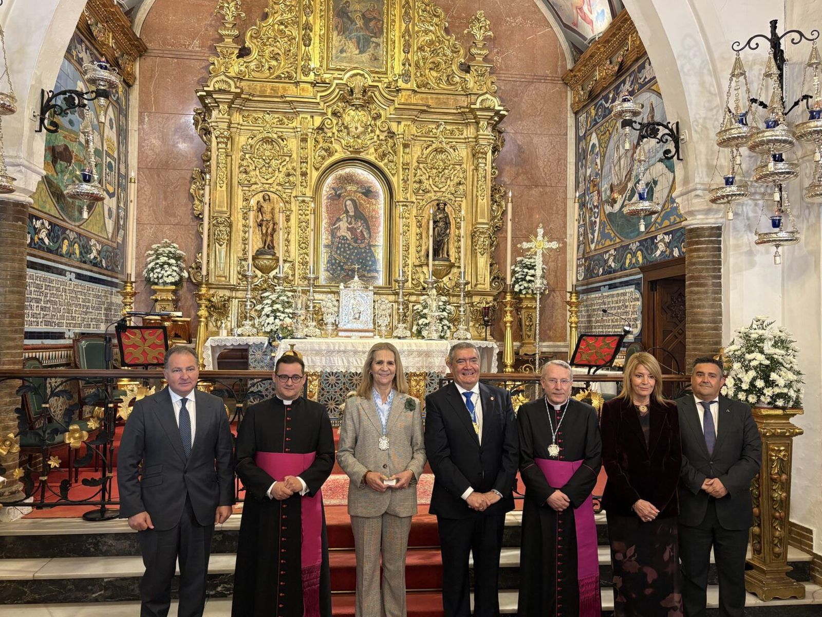 Foto de familia con la infata Elena este jueves en Huelva.