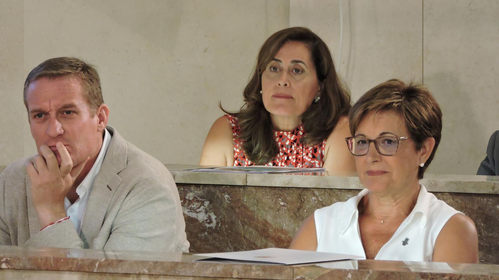 Adriana Valverde, portavoz del Grupo Municipal Socialista, durante el Pleno Municipal en el que se ha aprobado la subida del recibo del agua con toda la oposición en contra
