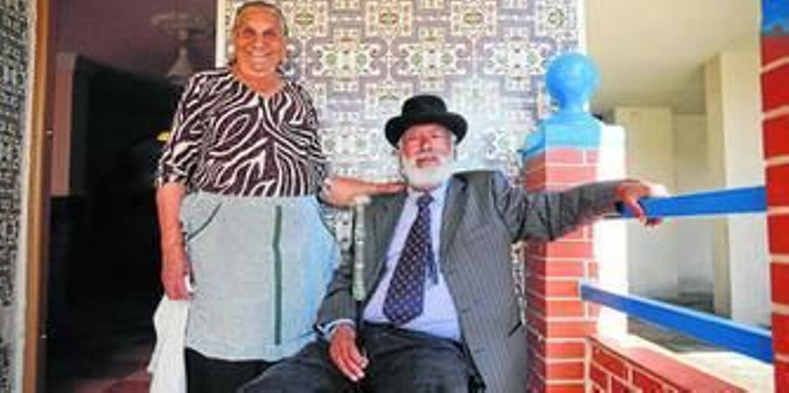 Justo Rodríguez, el patriarca de La Palma, es veterano de la calle Cabriel, con su mujer Juana.