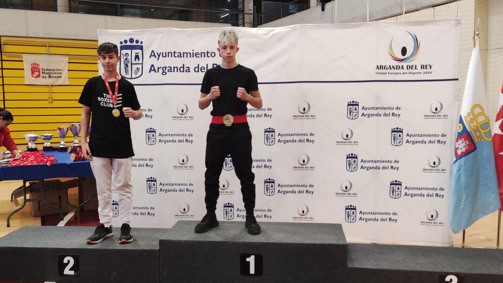 Manuel Bueno posa en lo más alto del podio.