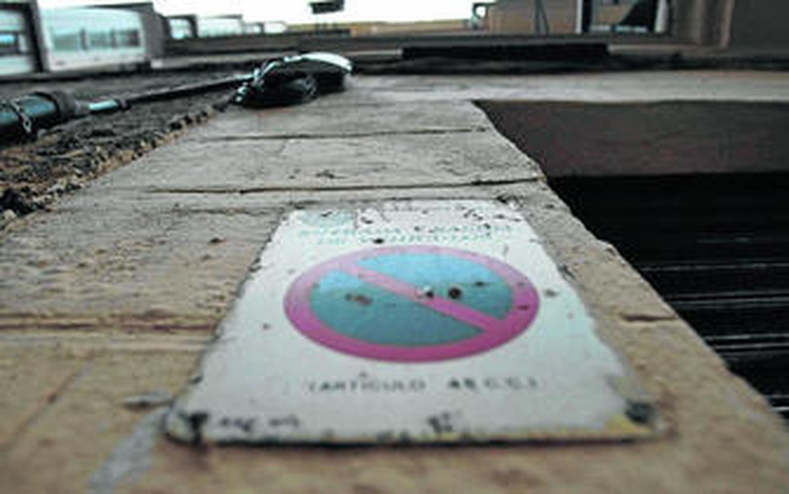 Una placa de vado en un garaje de la capital gaditana.