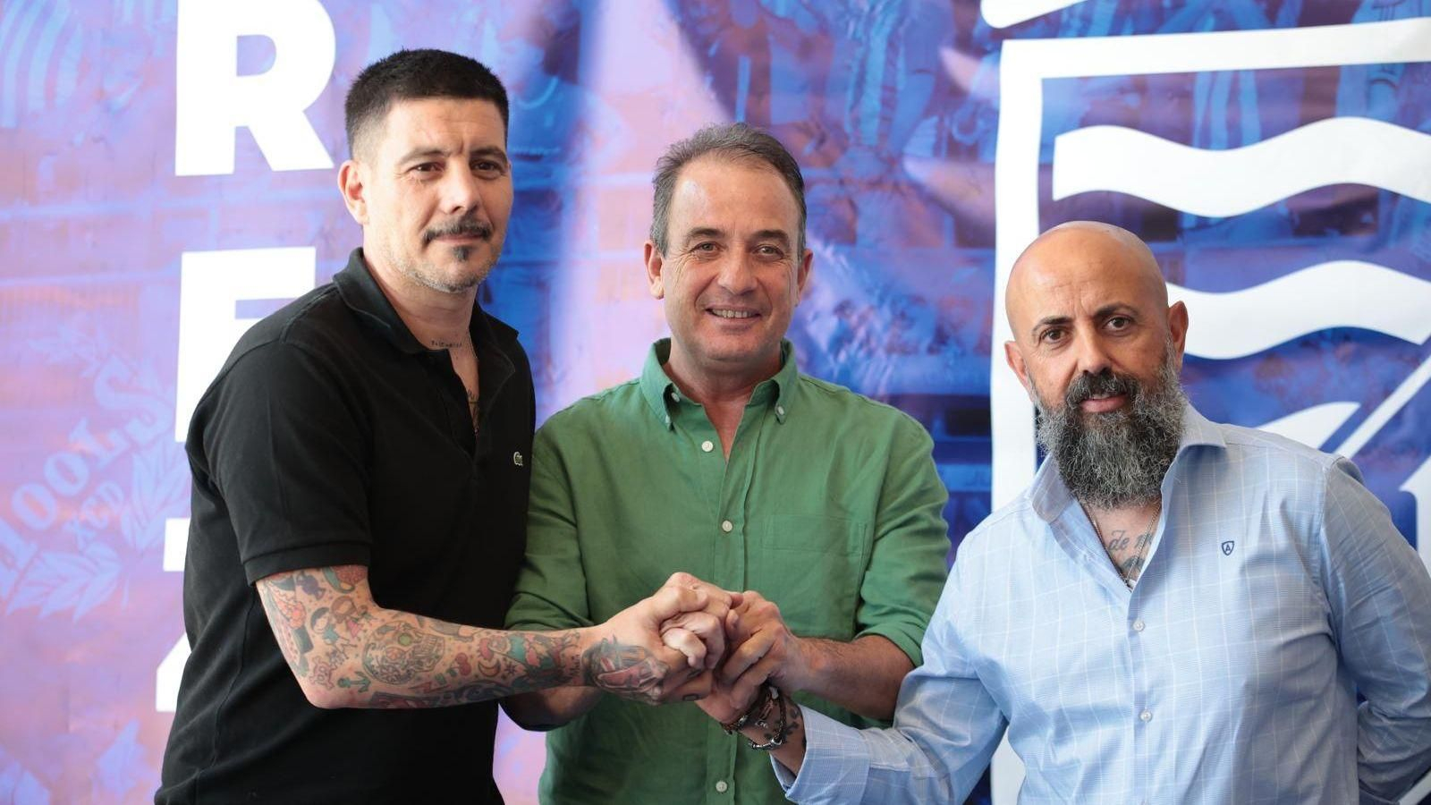 Miguel Ángel Gallo y Juan Luis Gil estrechan las manos con Miguel Ángel en su despedida.