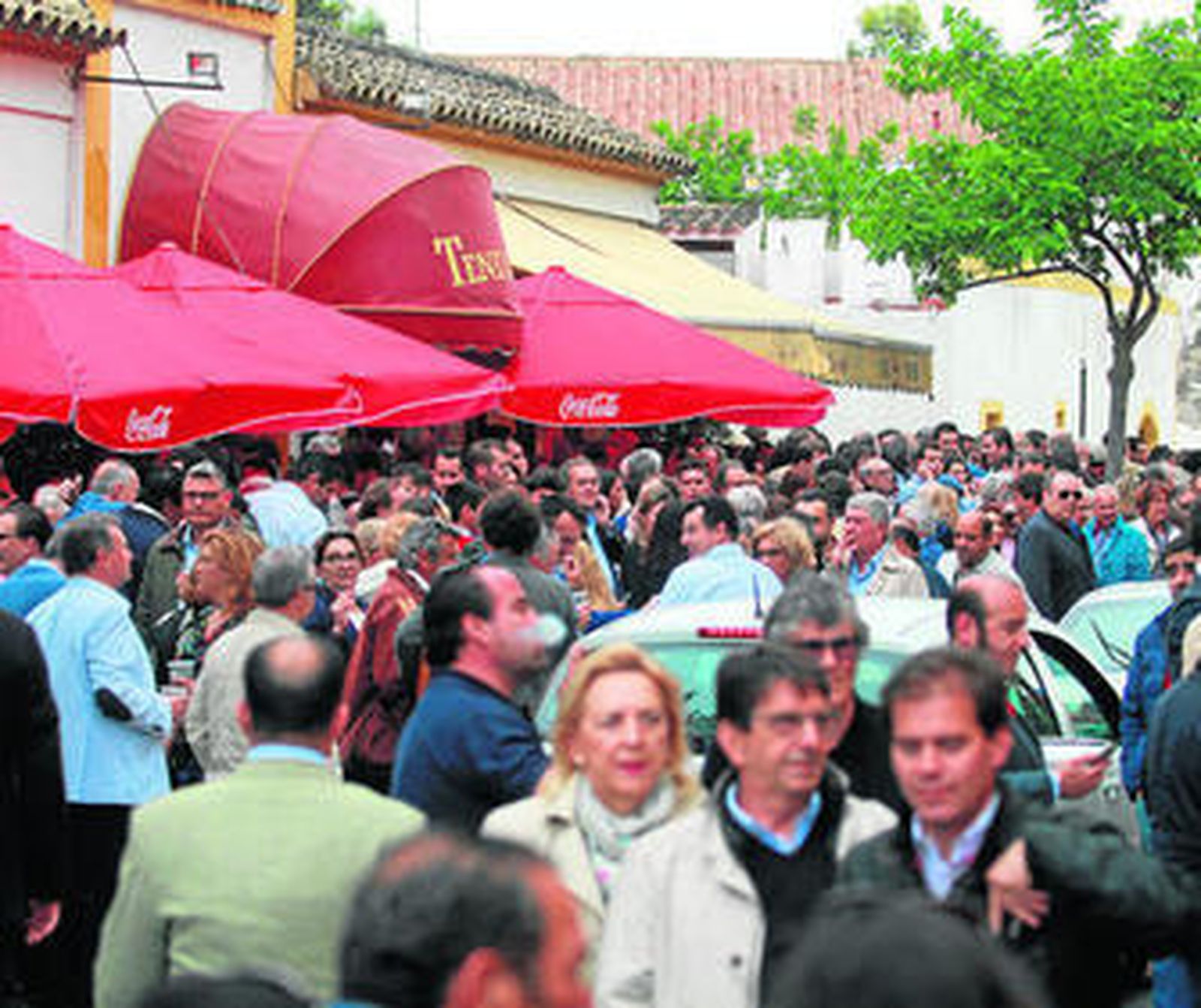 El enorme revuelo generado por José Tomás se demuestra en la abarrotada barra del Tendido 6.