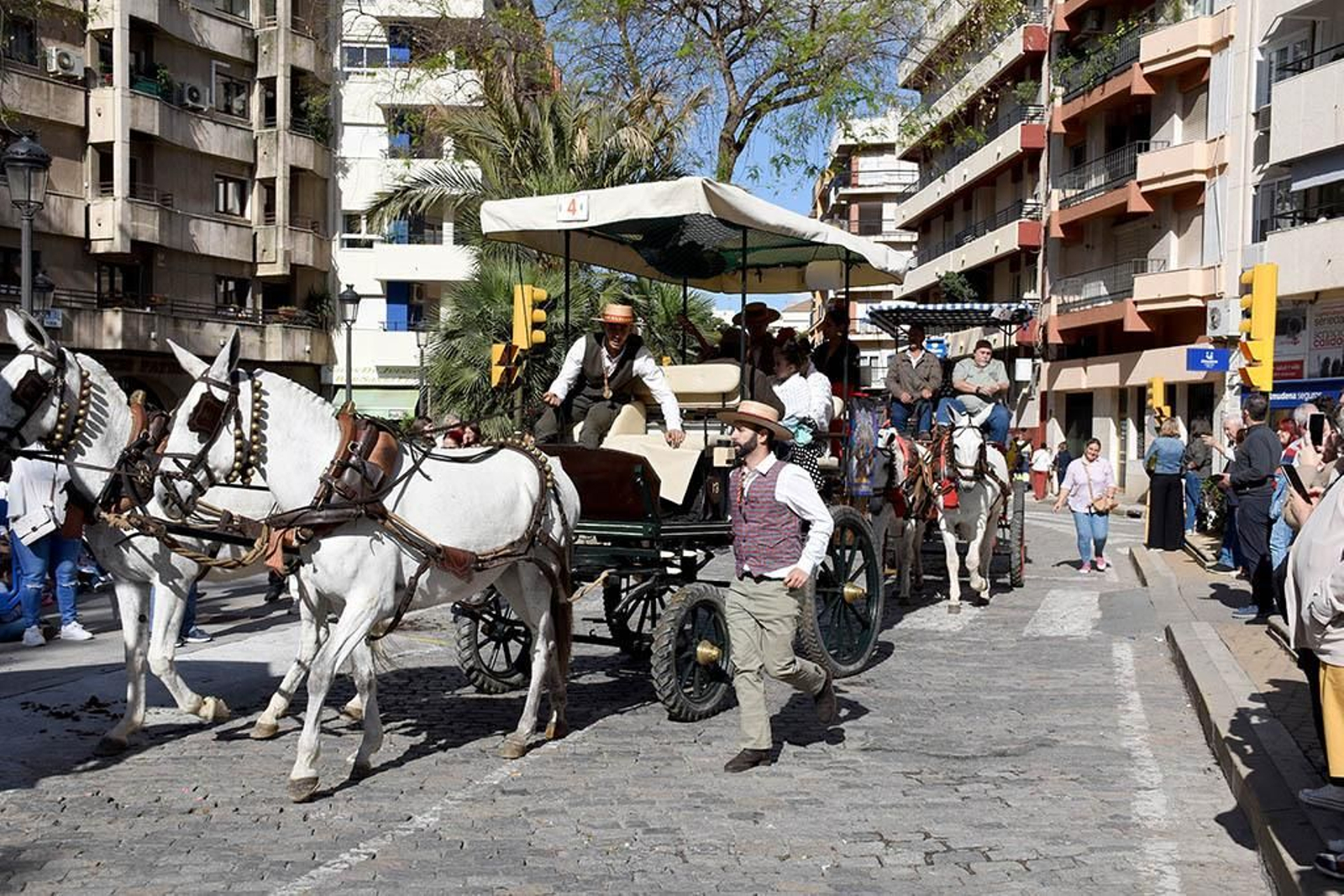 Las mejores imágenes de los peregrinos en la salida de Emigrantes