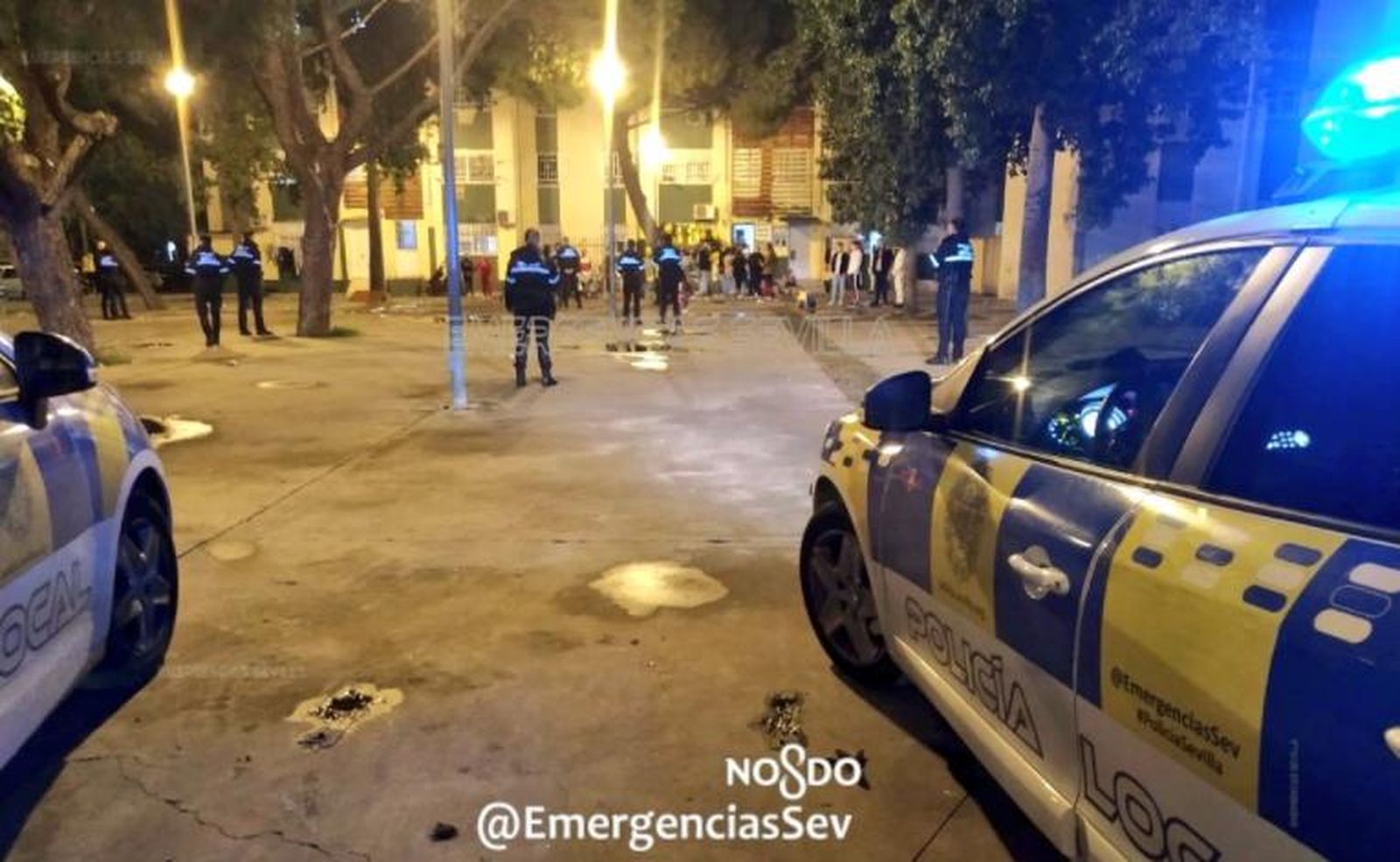 Varios agentes desalojan una fiesta de cumpleaños en el Polígono Sur.