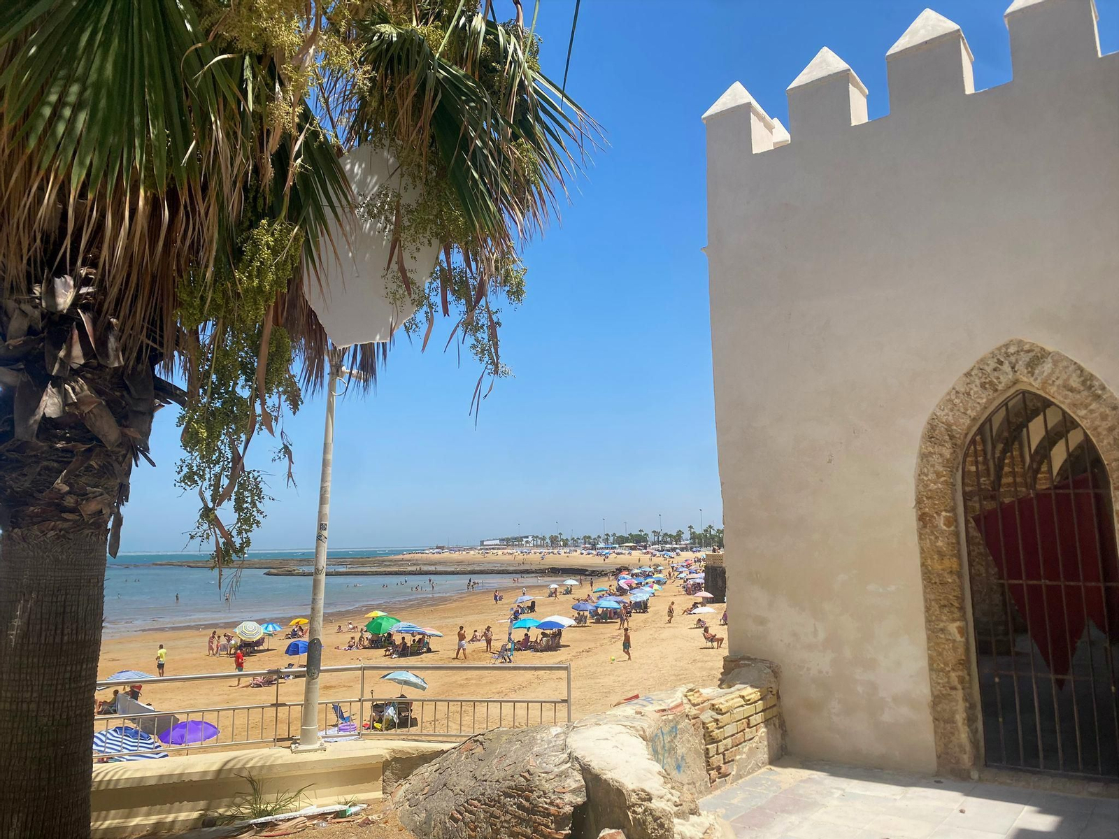 Vista desde el balconcito que hay entre el Castillito y la playa del Molino, en Chipiona. Vista desde el balconcito que hay entre el Castillito y la playa del Molino, en Chipiona.