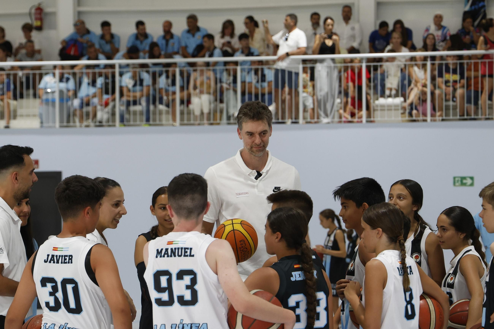 fotos de la inauguración con Pau Gasol del nuevo pabellón deportivo de Punto Ribot en La Línea