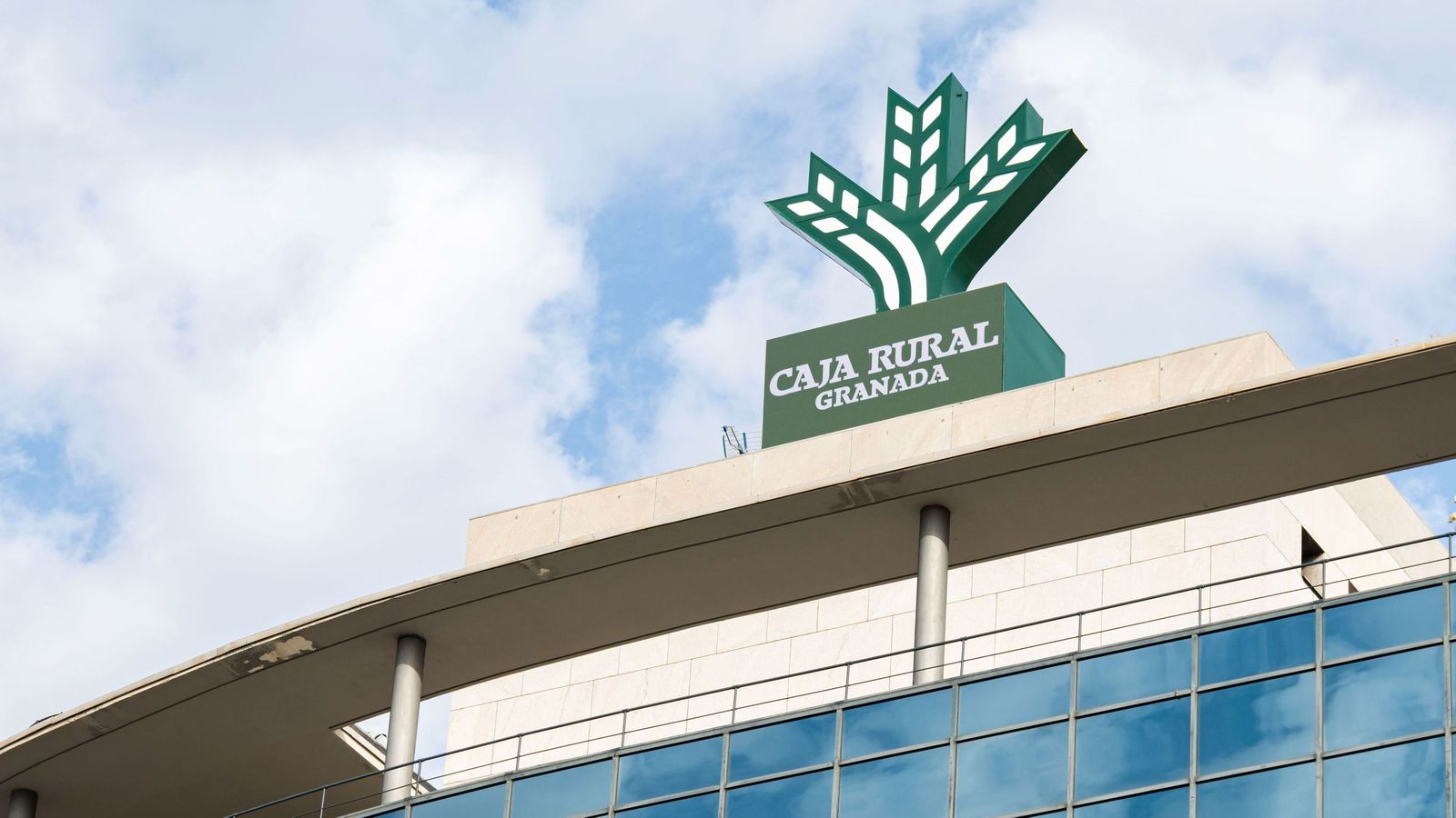 Fachada de los Servicios Centrales de Caja Rural Granada