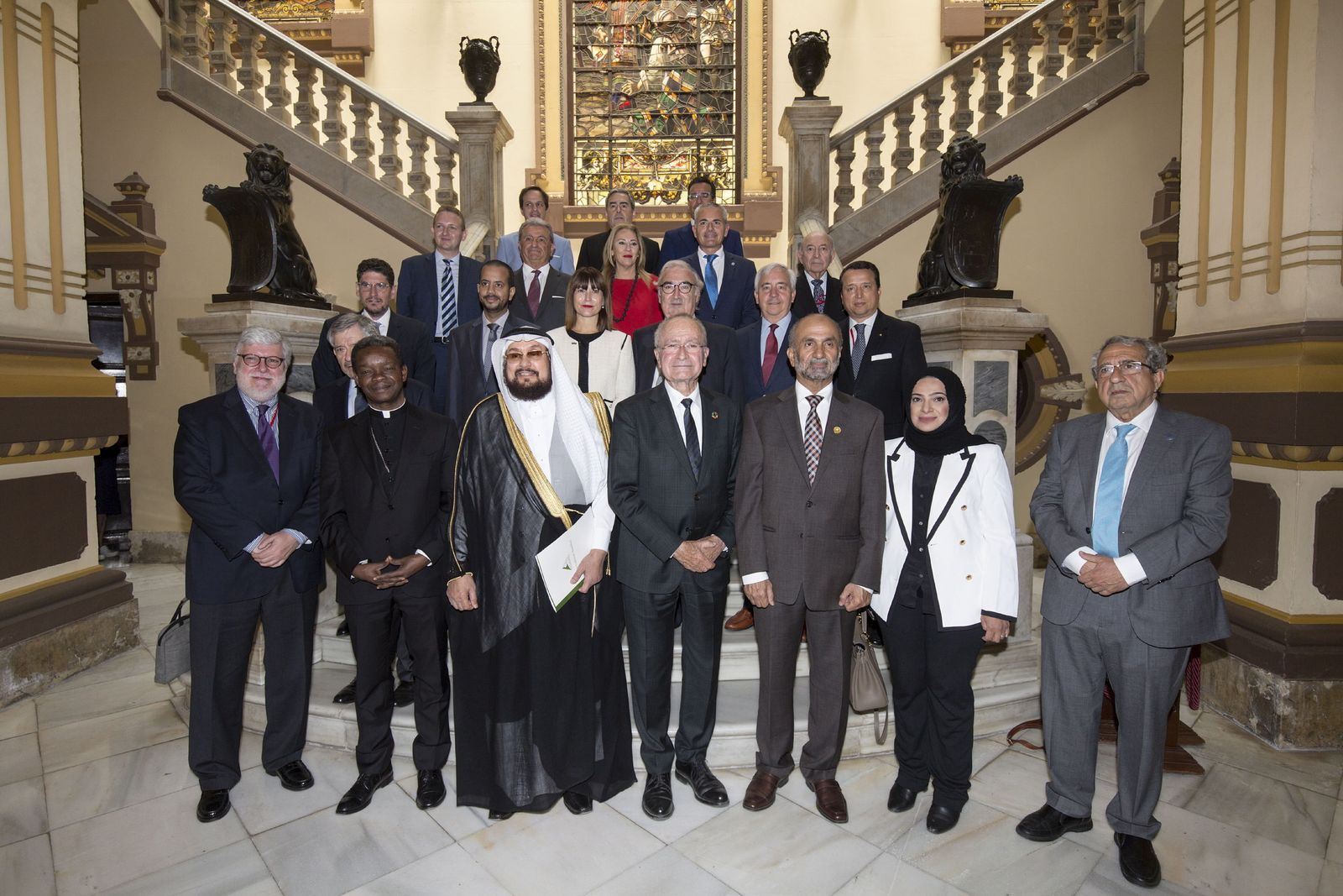 El alcalde de Málaga, Francisco de la Torre (c), junto a los líderes de diferentes confesiones religiosas y organismos internacionales.