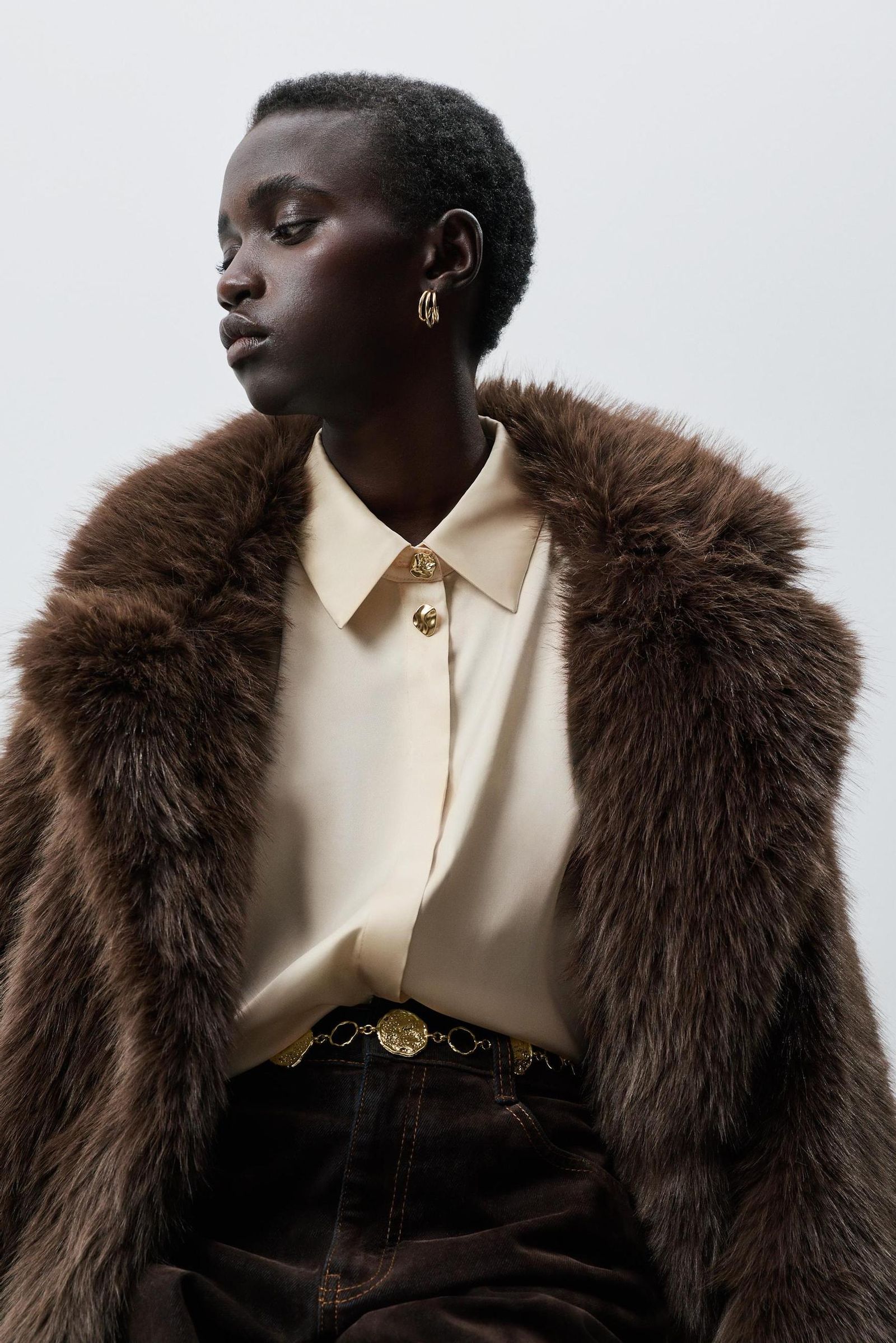 Blusa con detalle joya de Lefties.