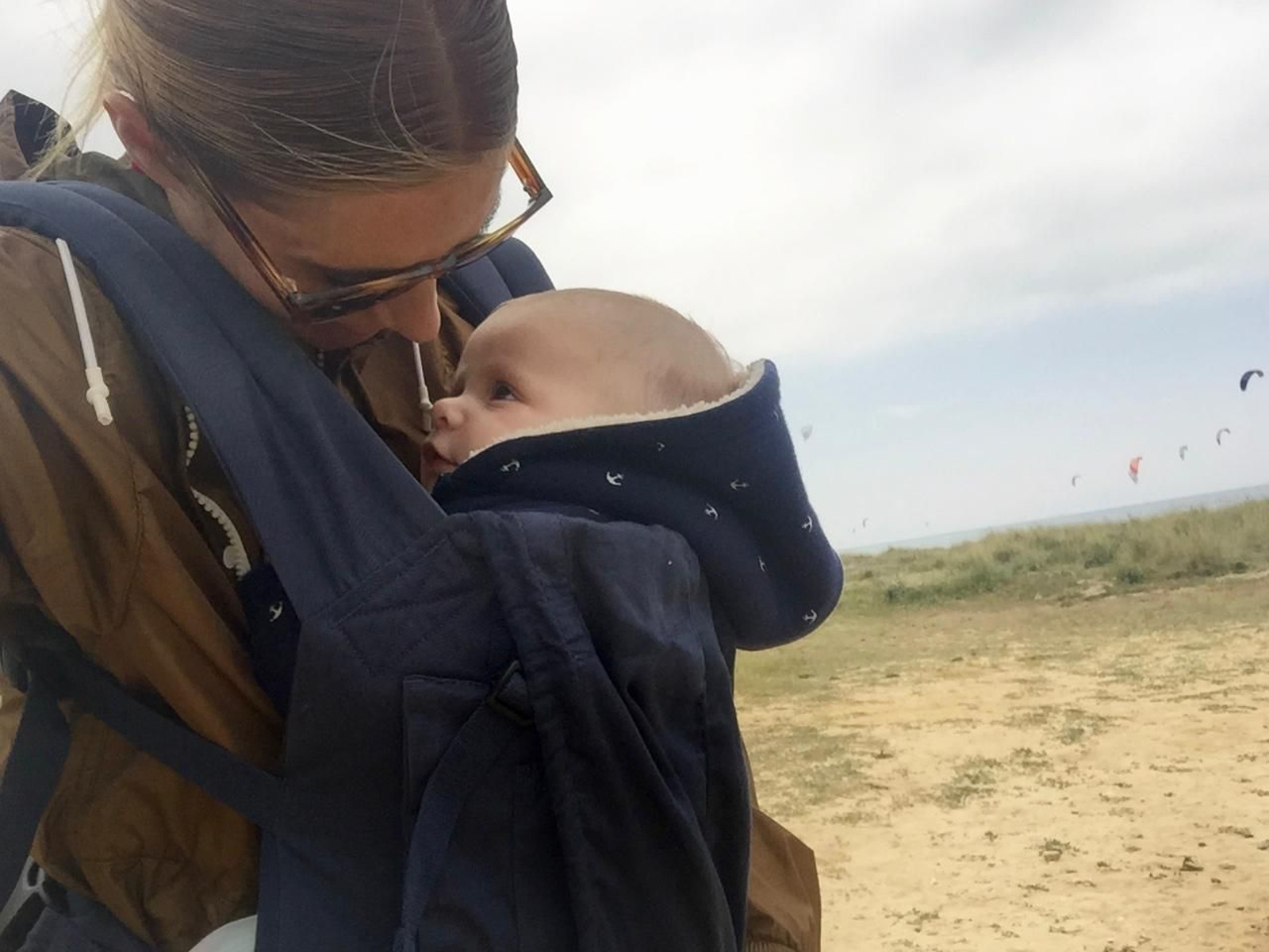 Ainhoa Arbizu con su hijo Leo en Valdevaqueros (Tarifa)