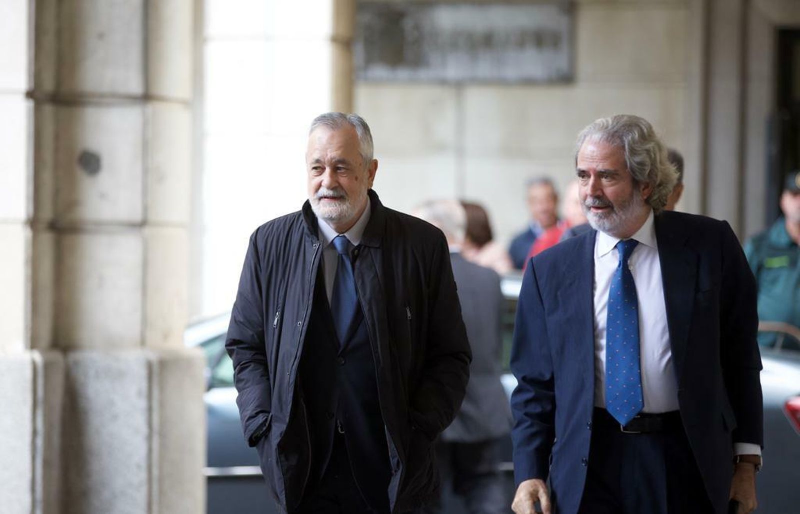 José Antonio Griñán  con su hasta ahora abogado José María Mohedano, cuando acudió a la Audiencia de Sevilla el pasado 19 de noviembre a recoger la sentencia de los ERE.