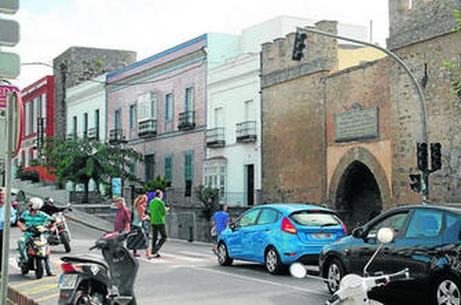 Varios peatones cruzan frente a la Puerta de Jerez en una imagen tomada ayer a mediodía.