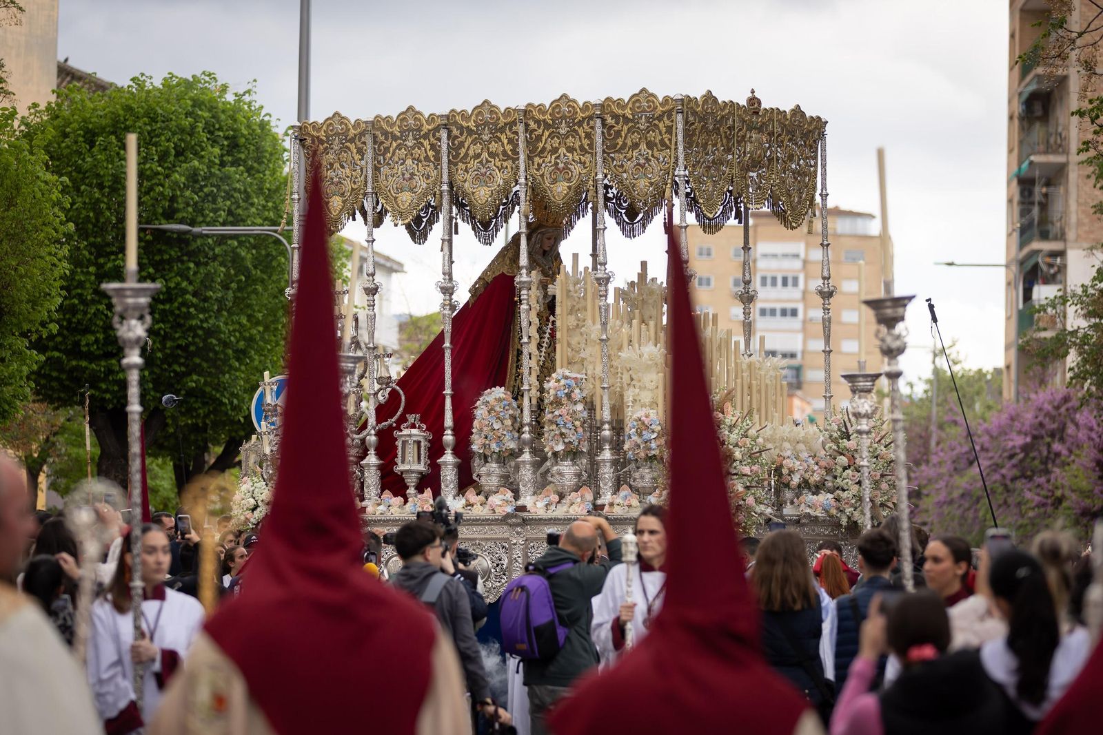 Así vivió Granada la salida de la Hermandad del Trabajo 2025