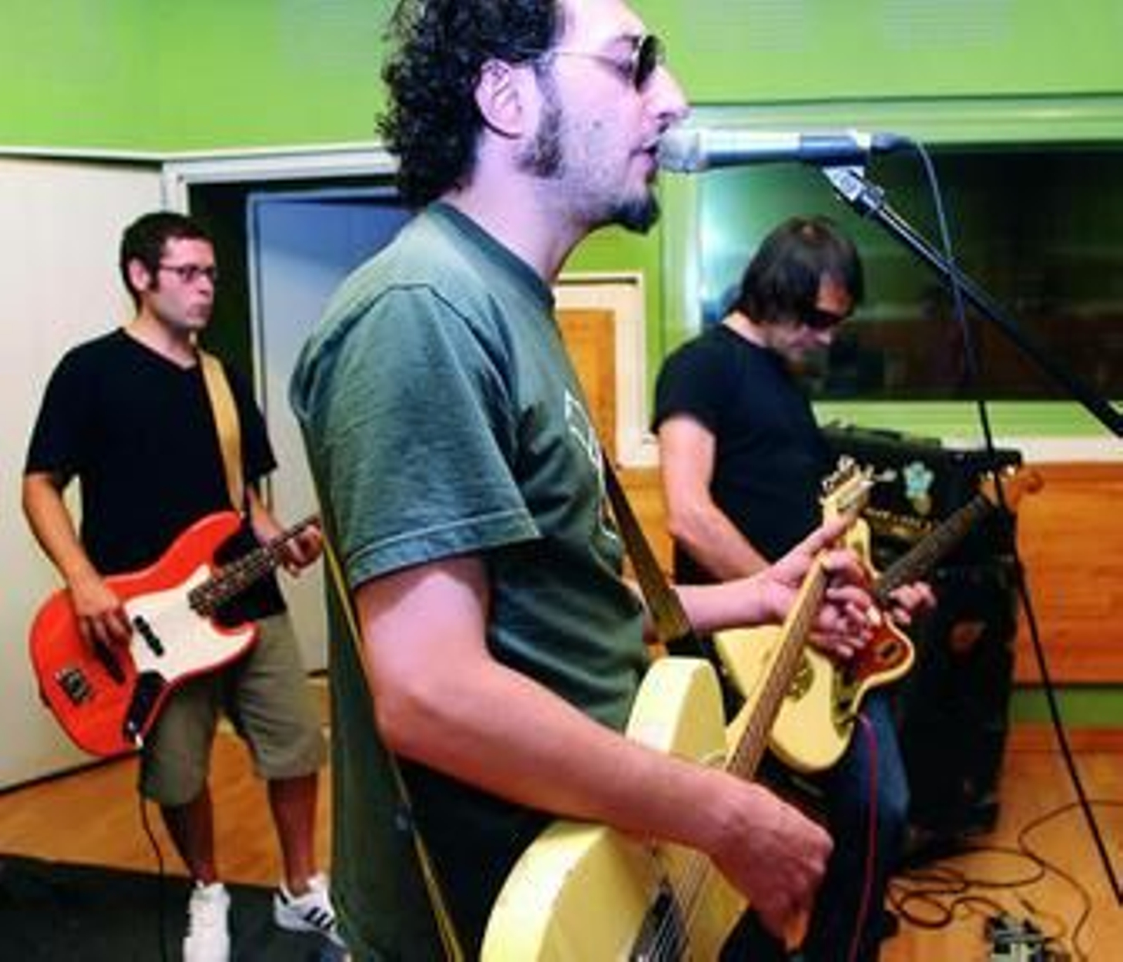 Jota, con sus características gafas de sol, en un ensayo con su banda, Los Planetas.