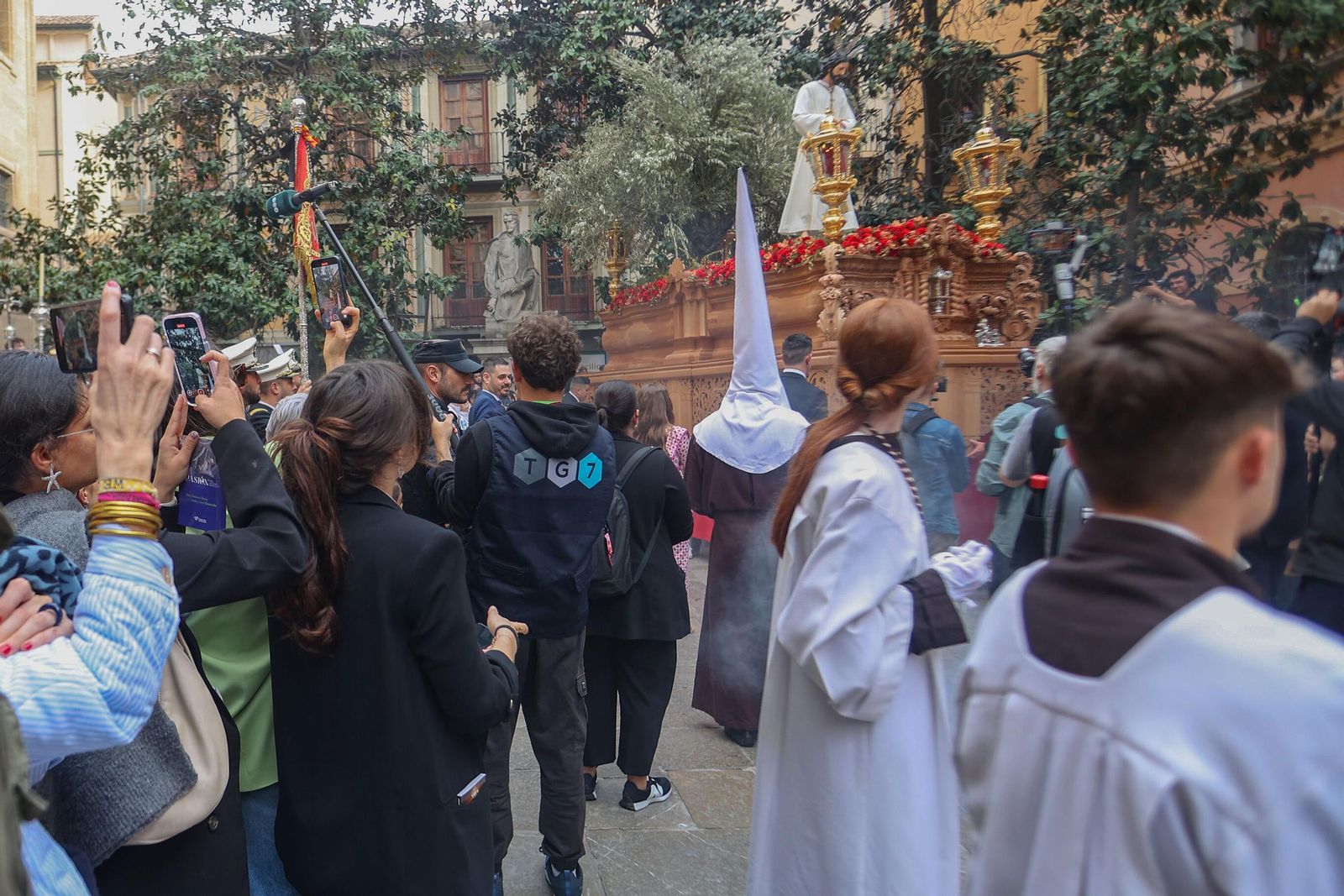 Así vivió Granada la salida de la Hermandad del Cautivo