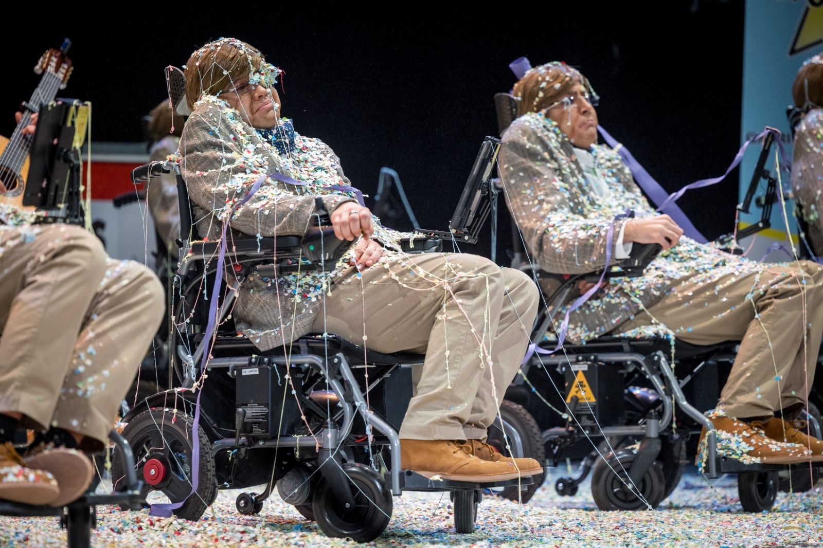 'Una chirigota en teoría' tras el baño de papelillos que le cae durante la presentación
