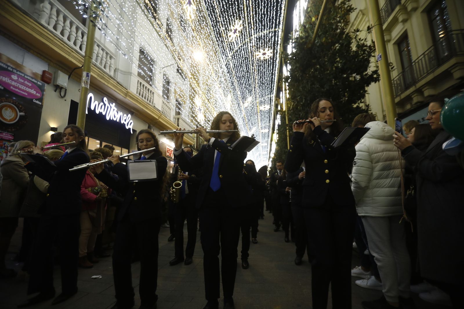 El encendido del espectáculo navideño de la calle Cruz Conde de Córdoba, en imágenes