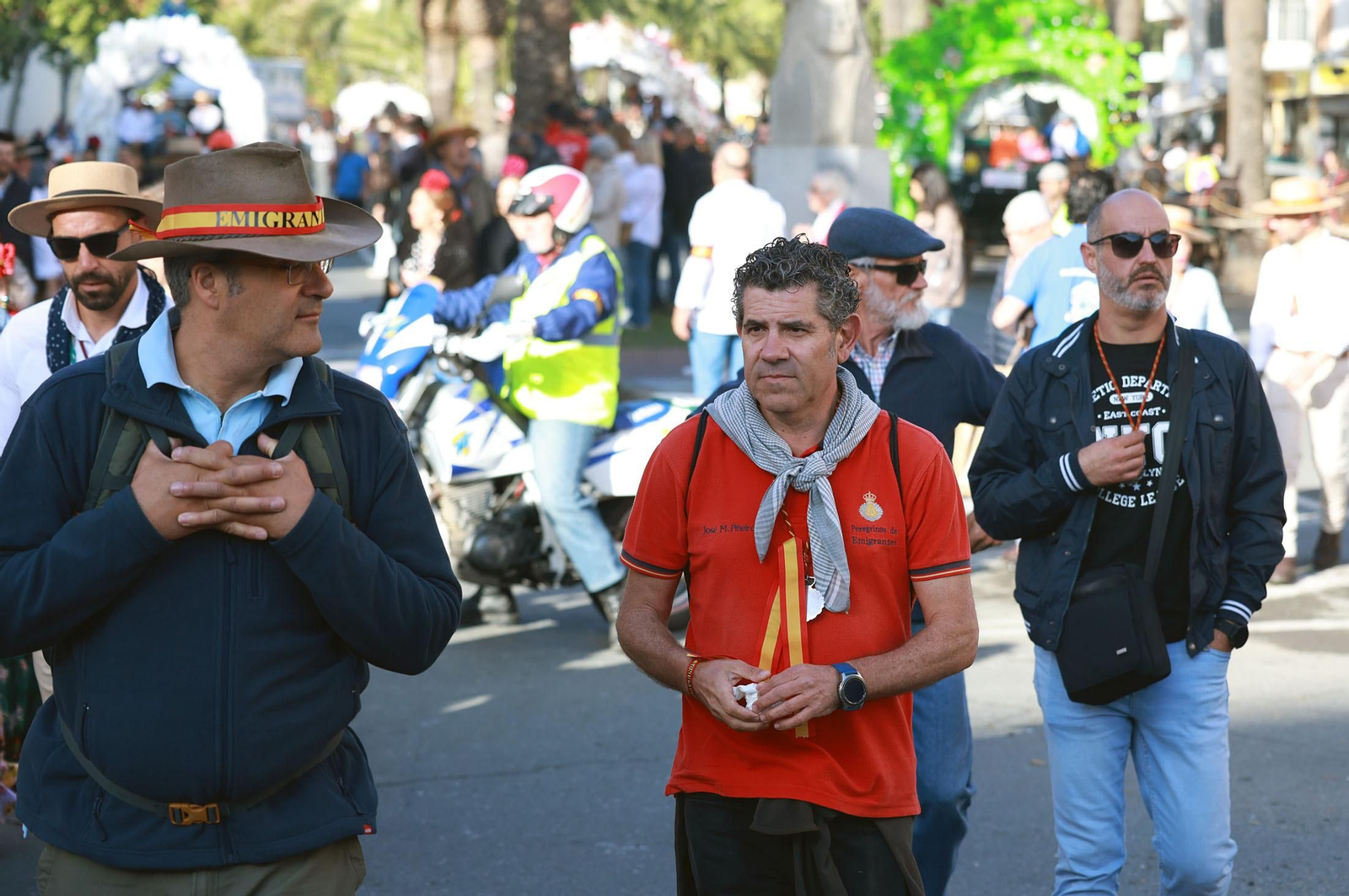 Las mejores imágenes de los peregrinos en la salida de Emigrantes