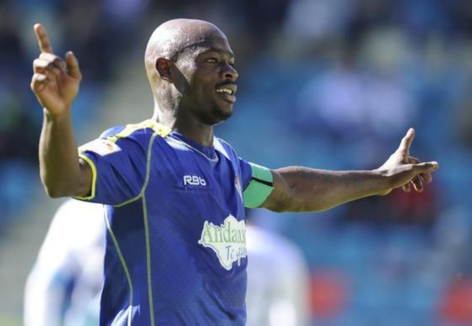 El Betis gana un partido marcado por el susto protagonizado por el jugador del Salamanca Miguel García, que sufrió una parada cardorrespiratoria en pleno partido. / LOF