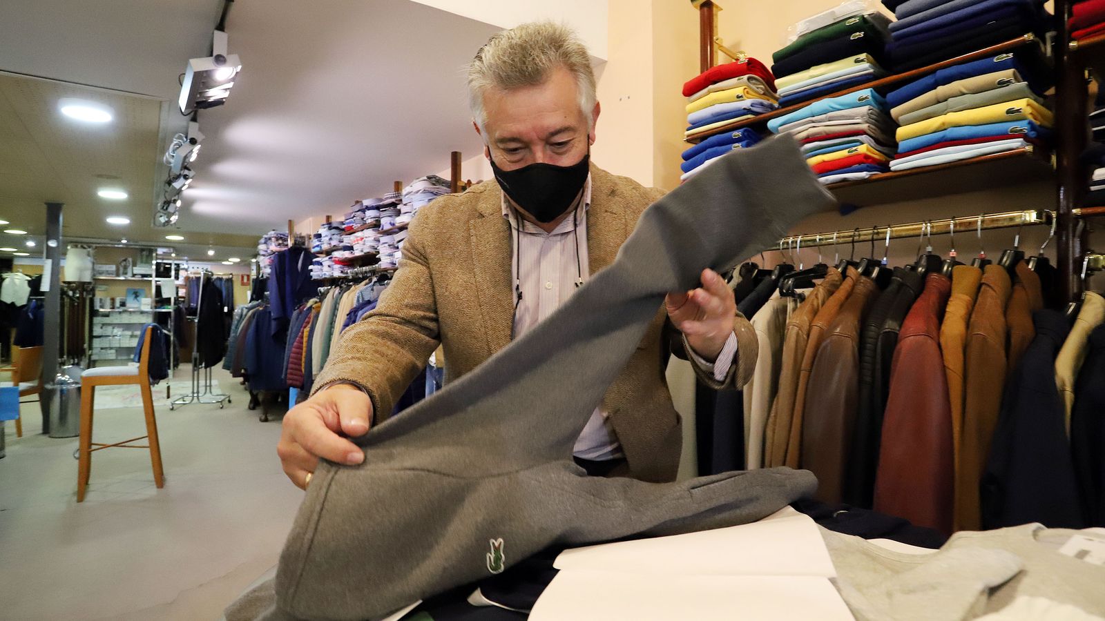 Ricardo regente la tienda de moda masculina Raya, en la capital.