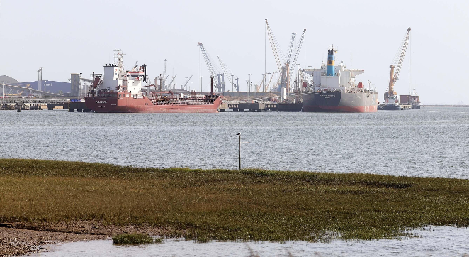 Buques de mercancía en el Puerto de Huelva.