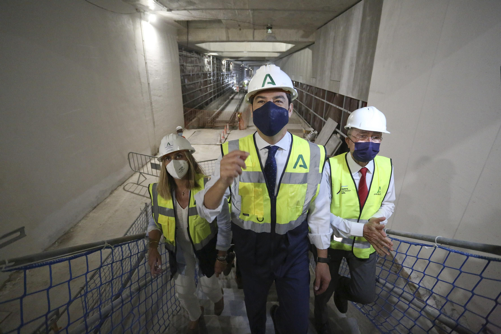 Juanma Moreno, flanqueado por Marifrán Carazo y Francisco de la Torre, ayer en las obras del metro de Málaga.
