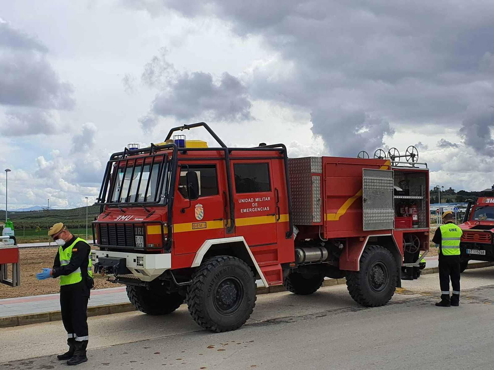 Efectivos de la UME en Herrera, para desinfectar la residencia de mayores.