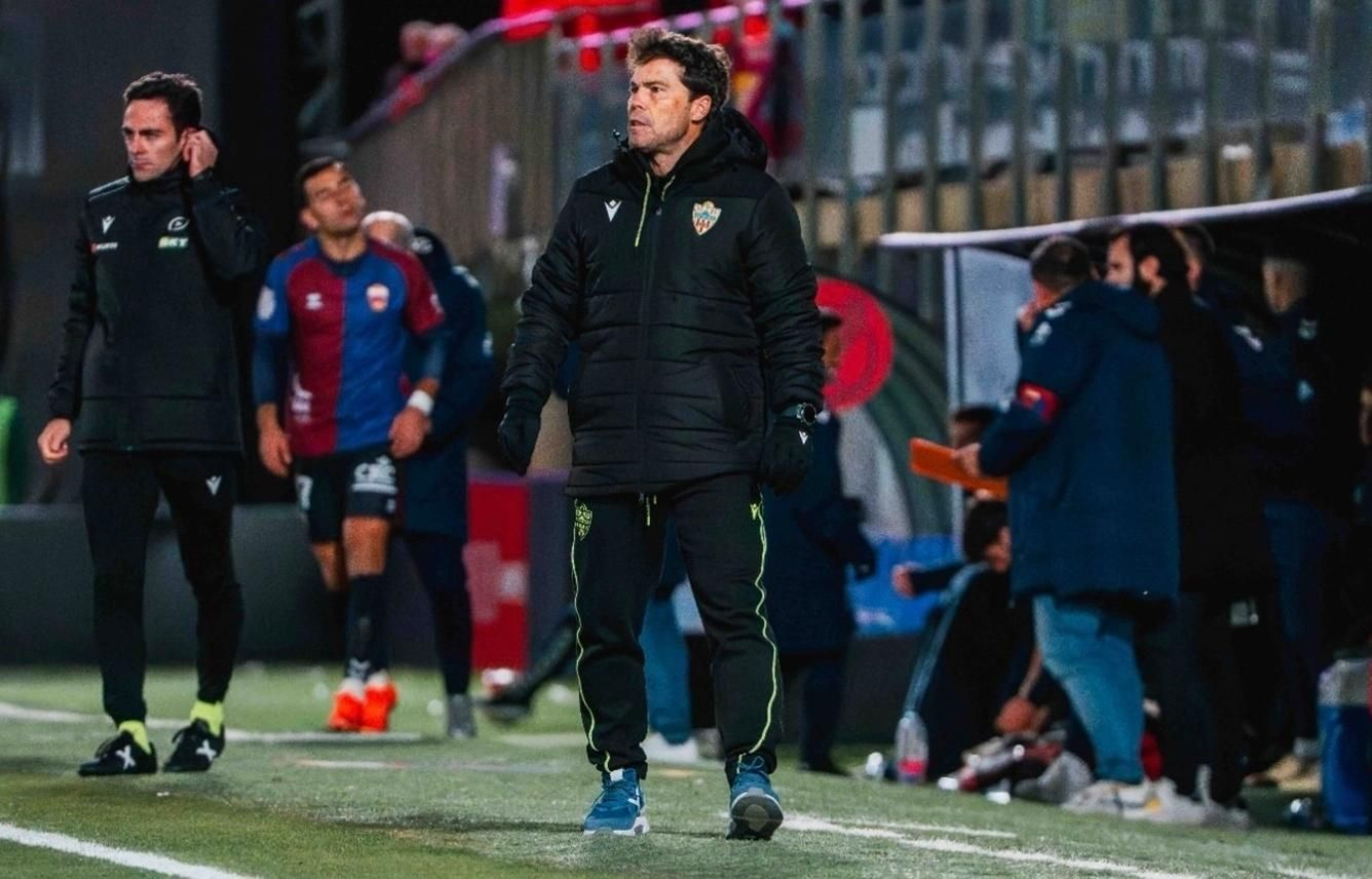 El preparador rojiblanco, en el área técnica del Nuevo Pepico Amat en el encuentro contra el Eldense.