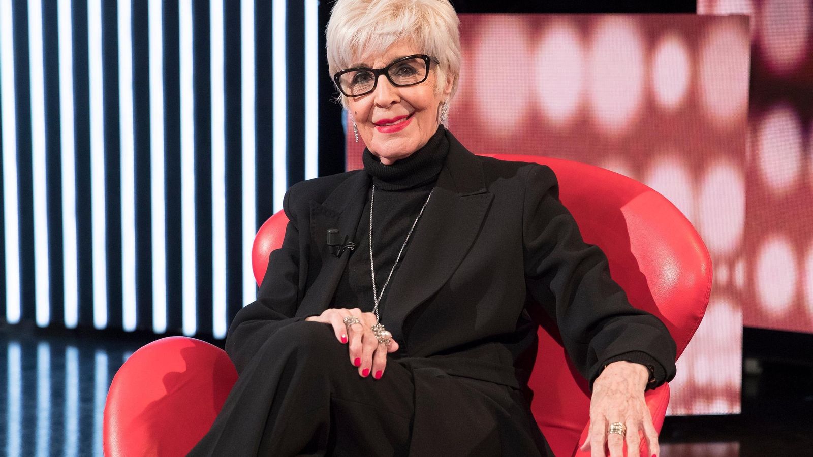 Concha Velasco en la conducción de su último programa en TVE, 'Cine de barrio'