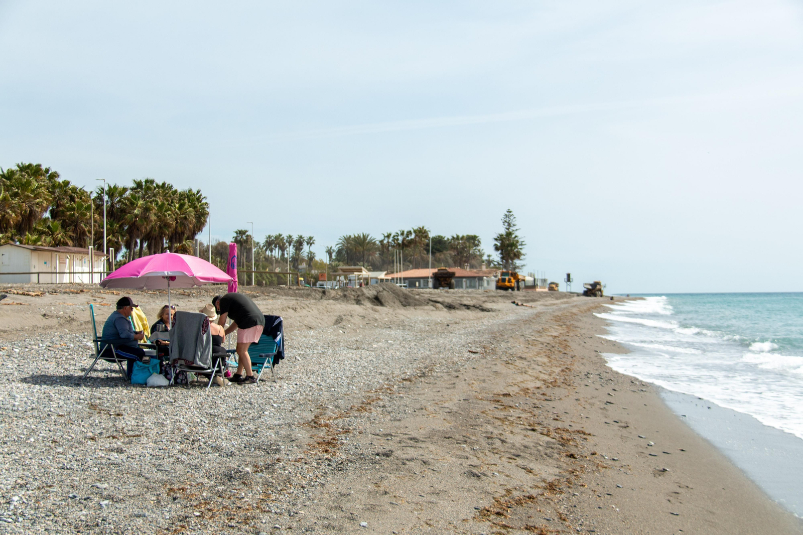 Así ha comenzado el arreglo de Playa Granada de cara a la Semana Santa