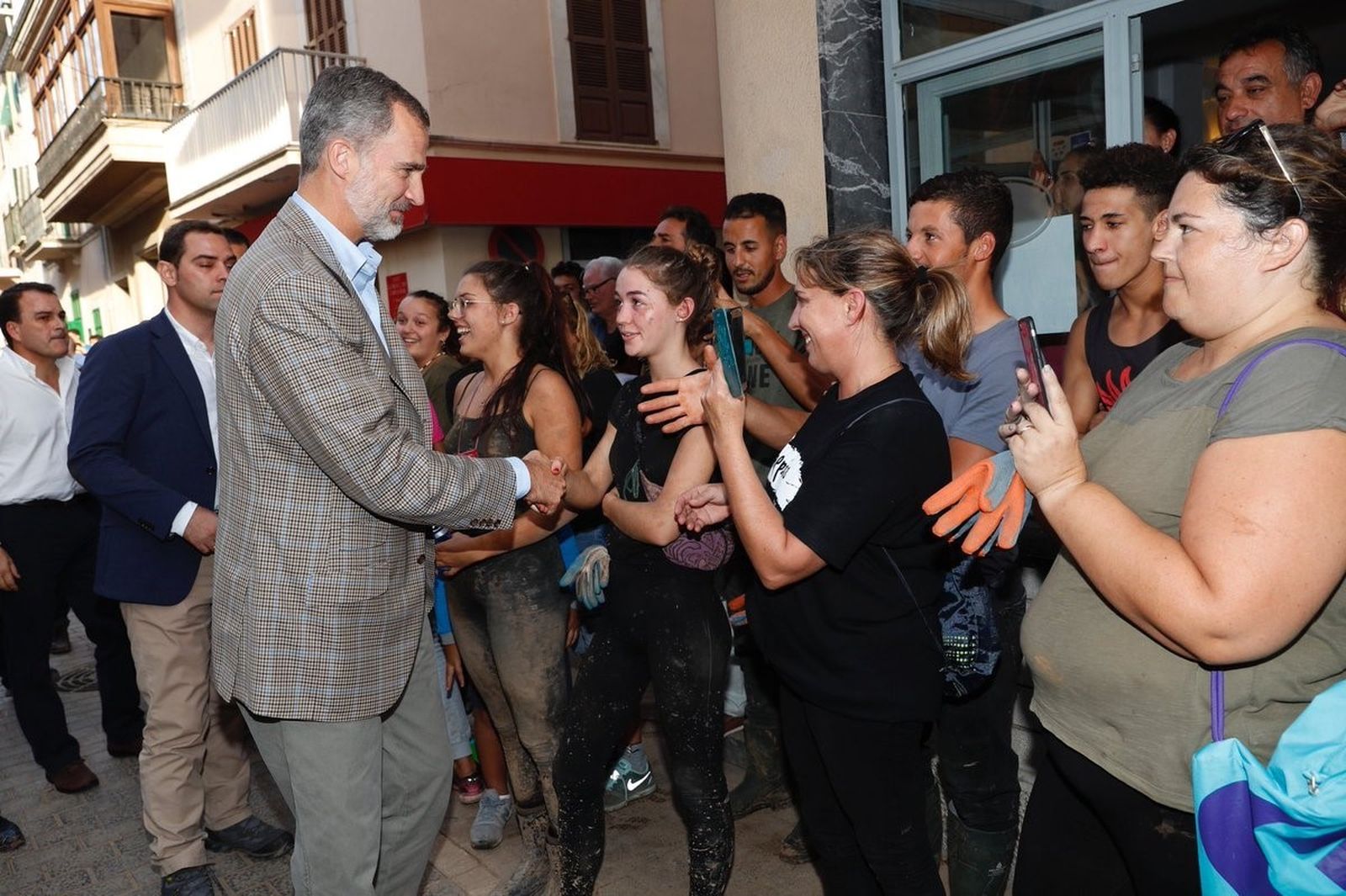 Los Reyes visitan a los afectados por las inundaciones en Mallorca.
