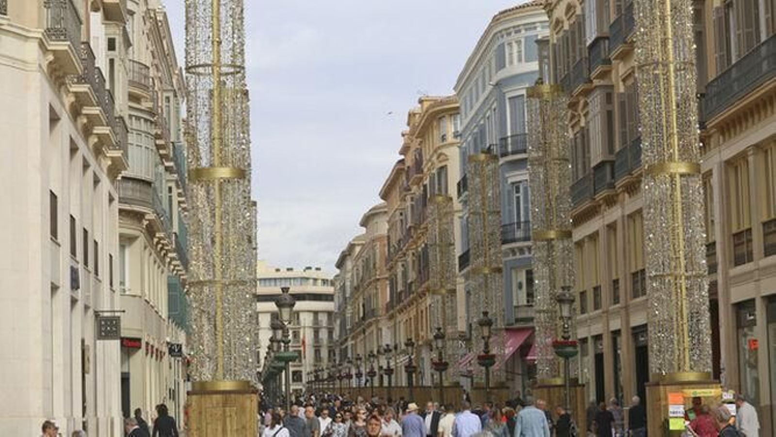 La calle Larios, con el montaje de las luces de Navidad La calle Larios, con el montaje de las luces de Navidad