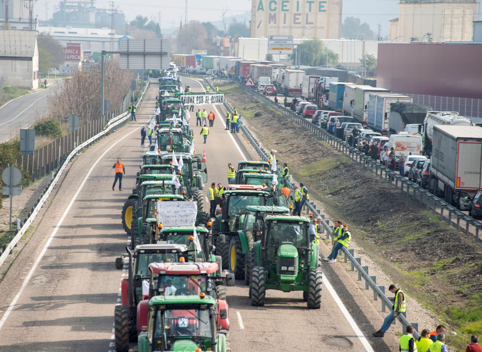 Protesta de agricultores de Jaén en la A-4 el pasado jueves.