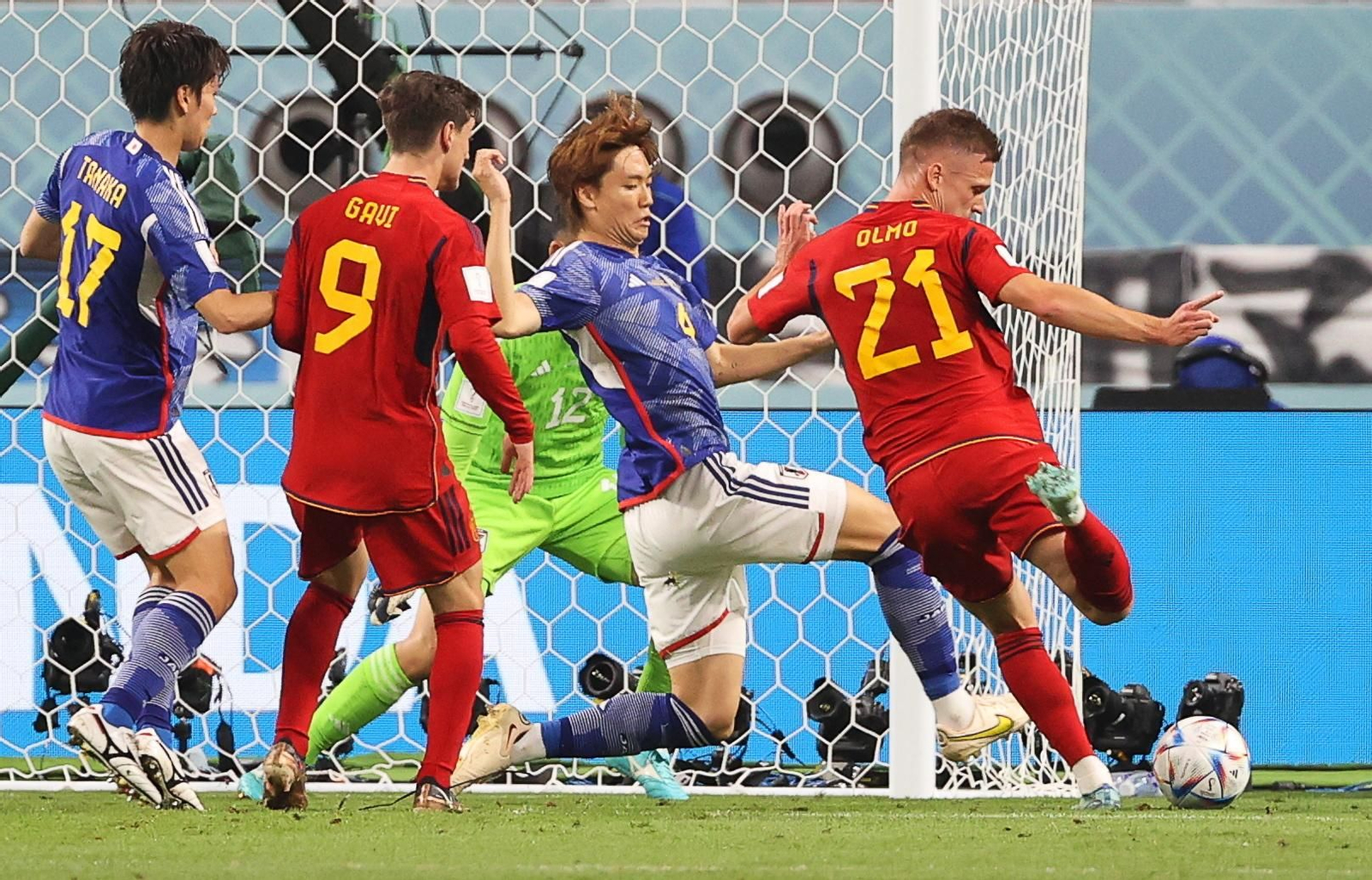 Dani Olmo chuta desde el borde del área