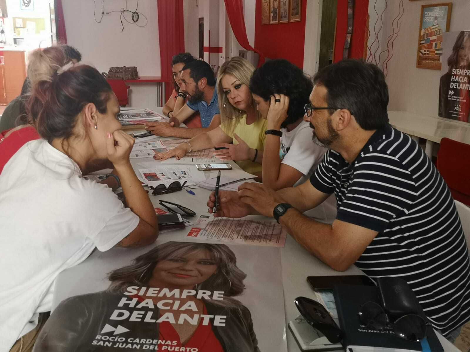 Reunión de trabajo de Rocío Cárdenas con su equipo.