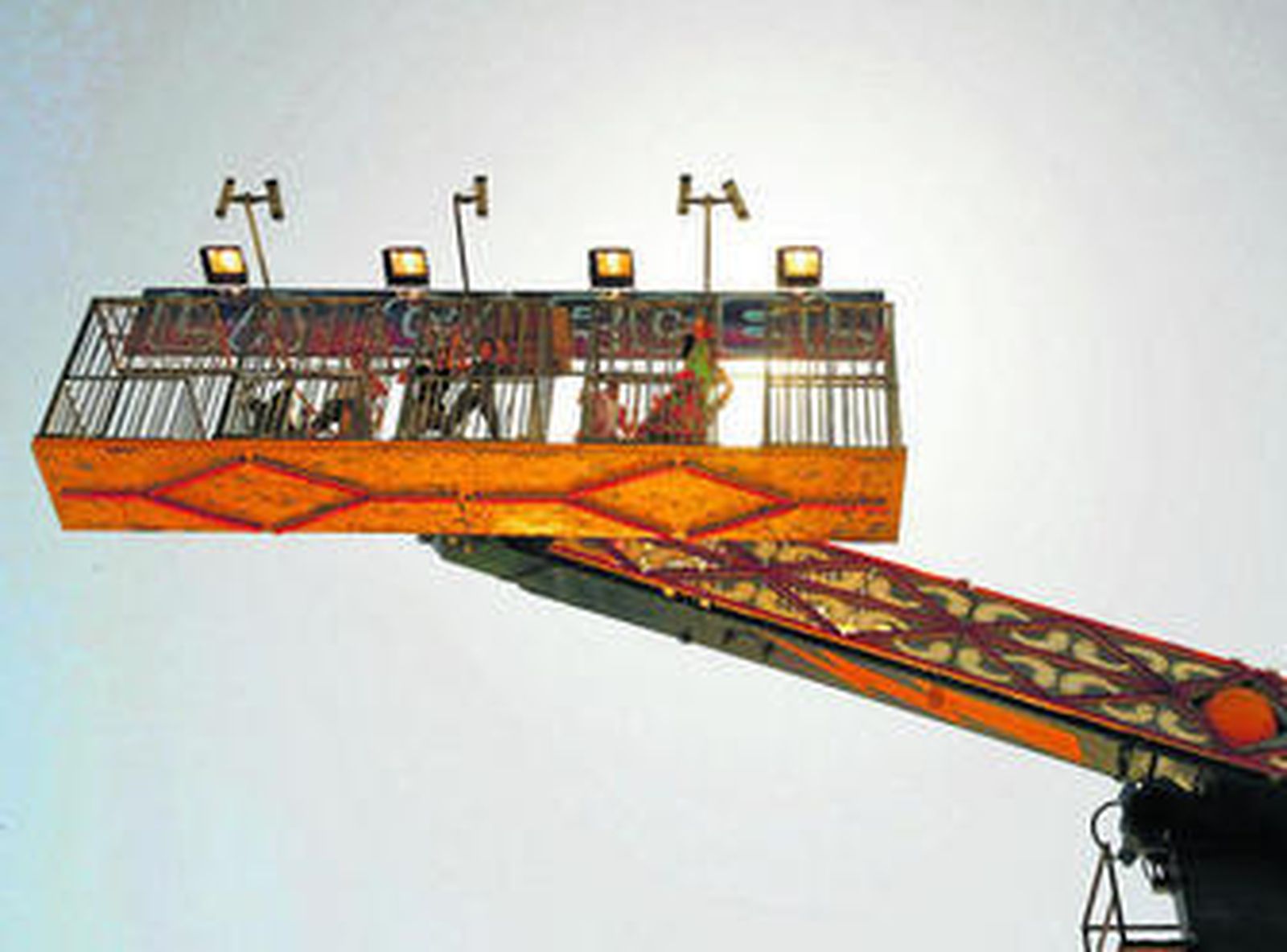 Los jóvenes apuran sus momentos de diversión en los 'cacharritos'