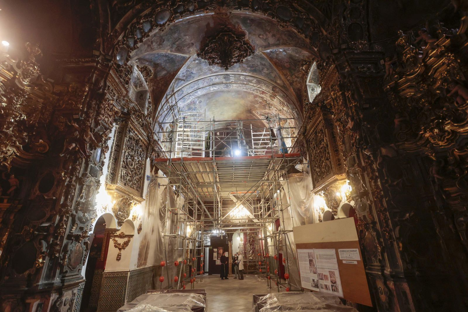 La Capillita de San José ocupada en su mayor parte por los andamios que se utilizan para la restauración.