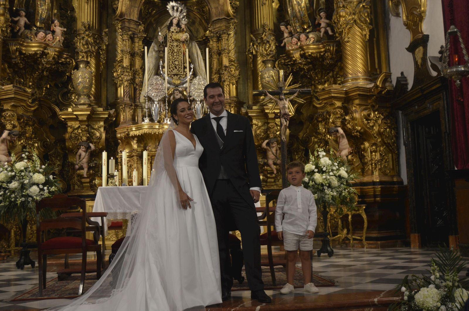 El nuevo matrimonio, Cristina Morilla Mota y Gonzalo Gómez Lacave, tras finalizar la ceremonia religiosa.